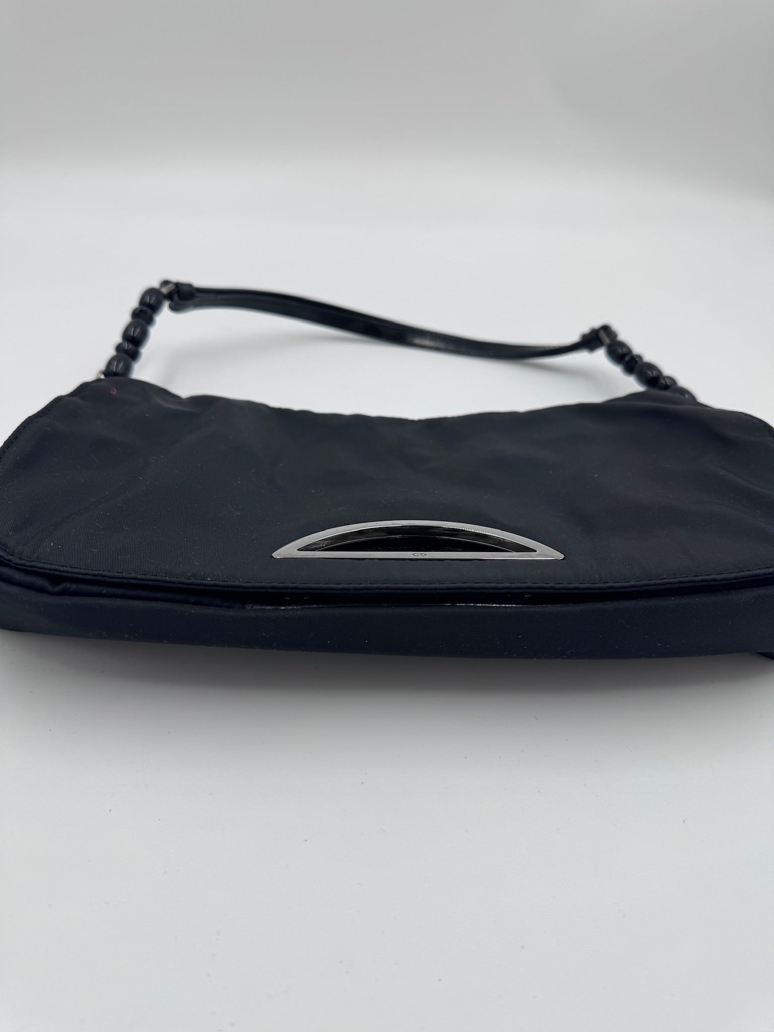 Bodenansicht der schwarz Dior Shoulder Bag, Schultertasche-Design.