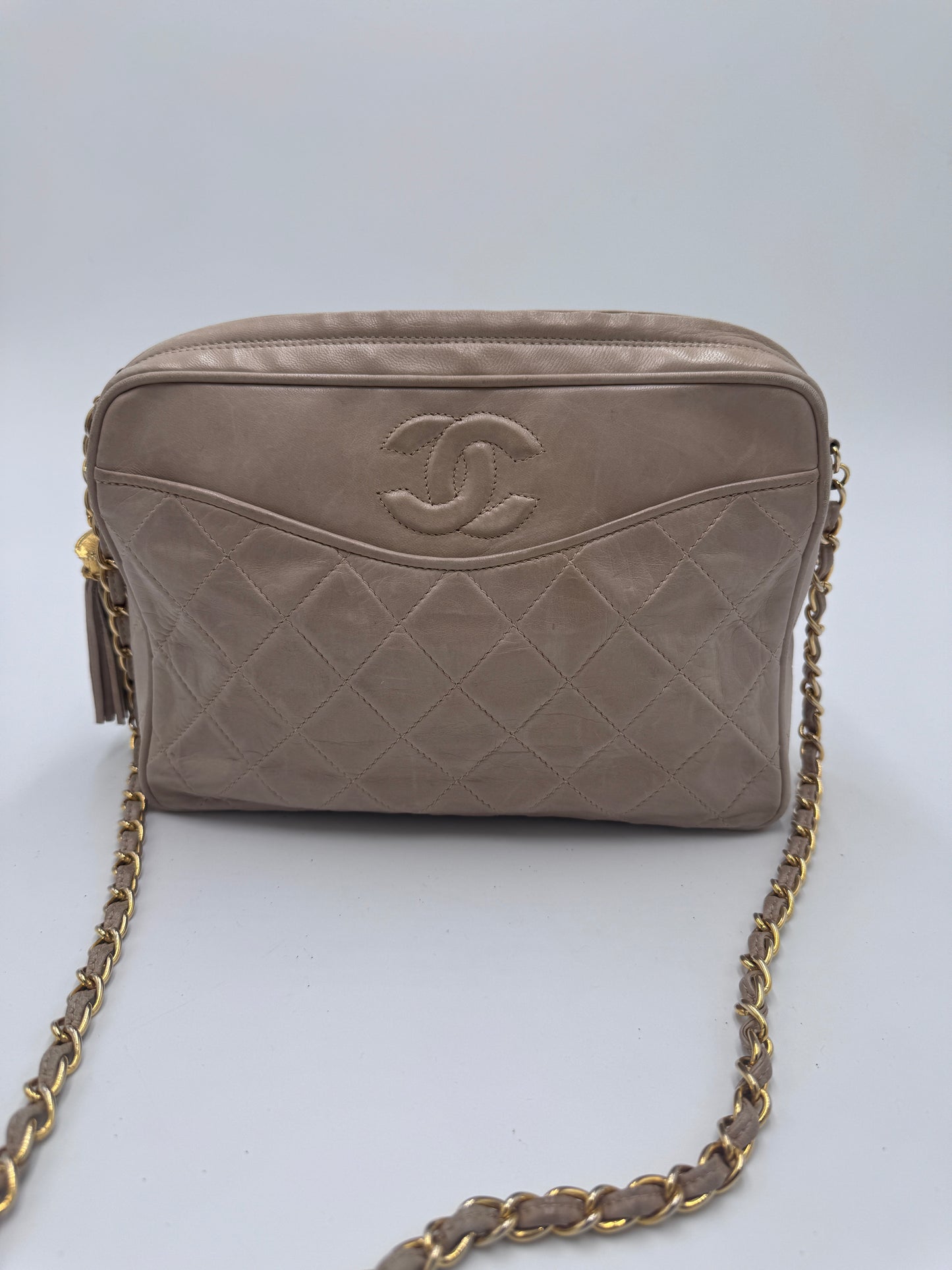 Gesamtdarstellung dieser stilvollen vintage Chanel Vintage Camera Bag (beige / creme).