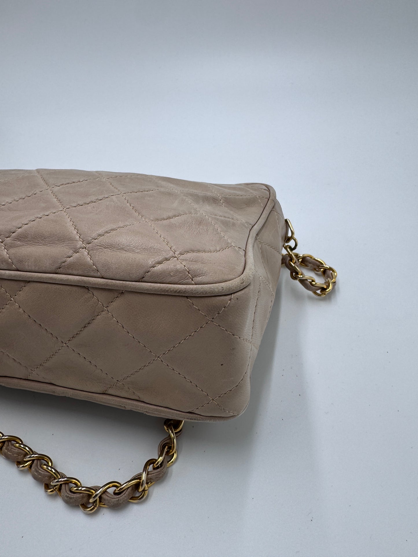 Unterseite dieser preloved Chanel Vintage Camera Bag mit edlem Look in beige / creme.