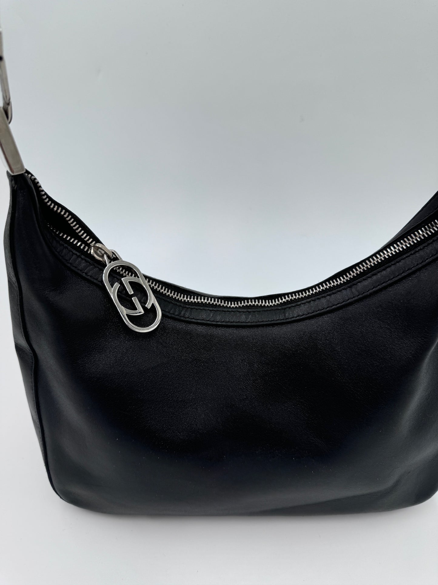 Akzente & Hardware dieser schwarz secondhand Gucci Shoulder Bag im Fokus.
