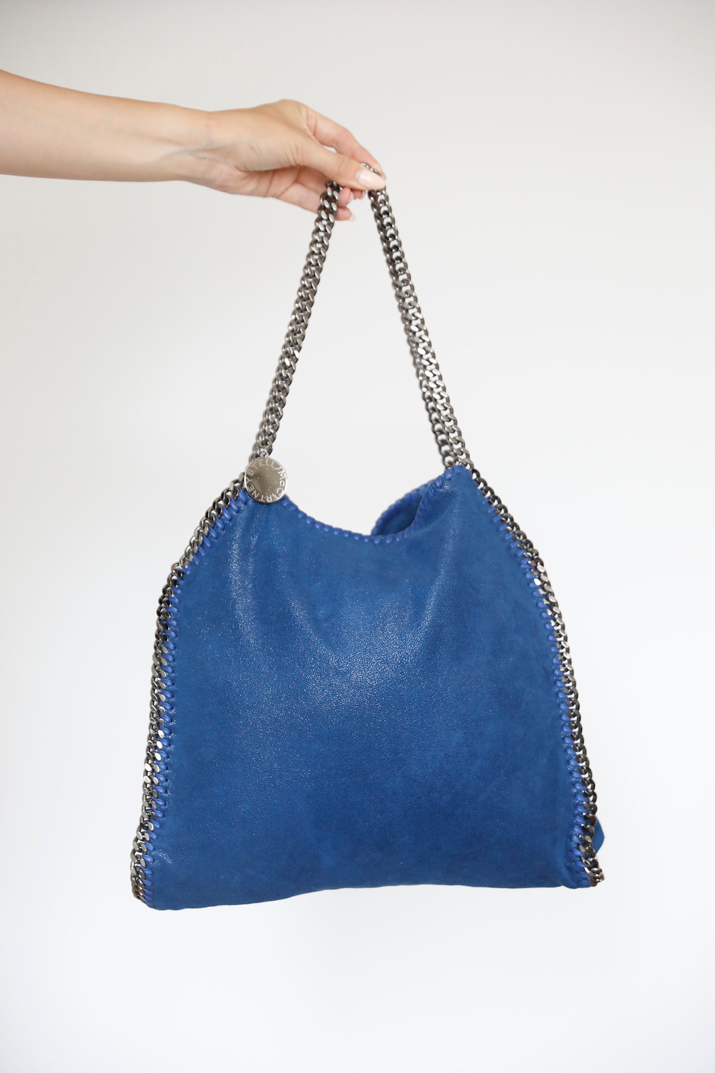 Frontalansicht der pre-owned Stella McCartney Falabella, 2 Ketten in blau .