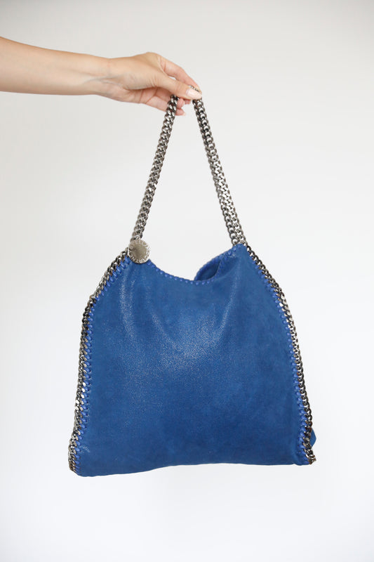 Frontalansicht der pre-owned Stella McCartney Falabella, 2 Ketten in blau .