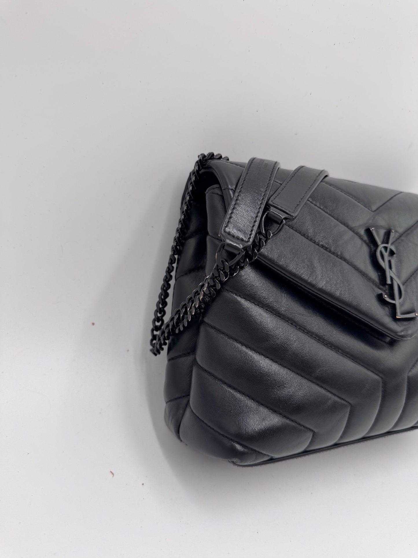 Seitliche Perspektive der luxury secondhand Saint Laurent Lou Lou Medium, betont das elegante Profil.