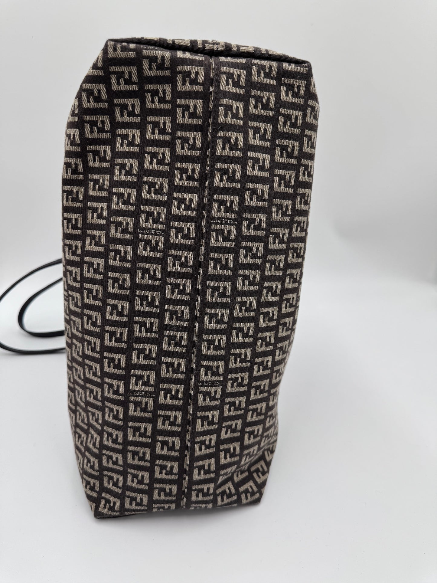 Unterseite dieser preloved Fendi Shopper mit edlem Look in braun.
