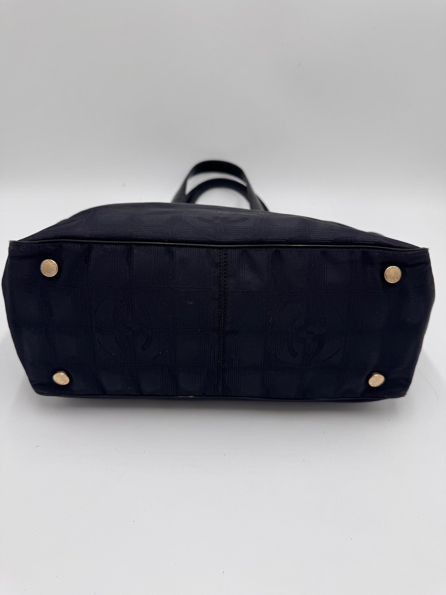 Taschenboden der secondhand Chanel Shopper Stoff – robuste Basis in Schwarz.