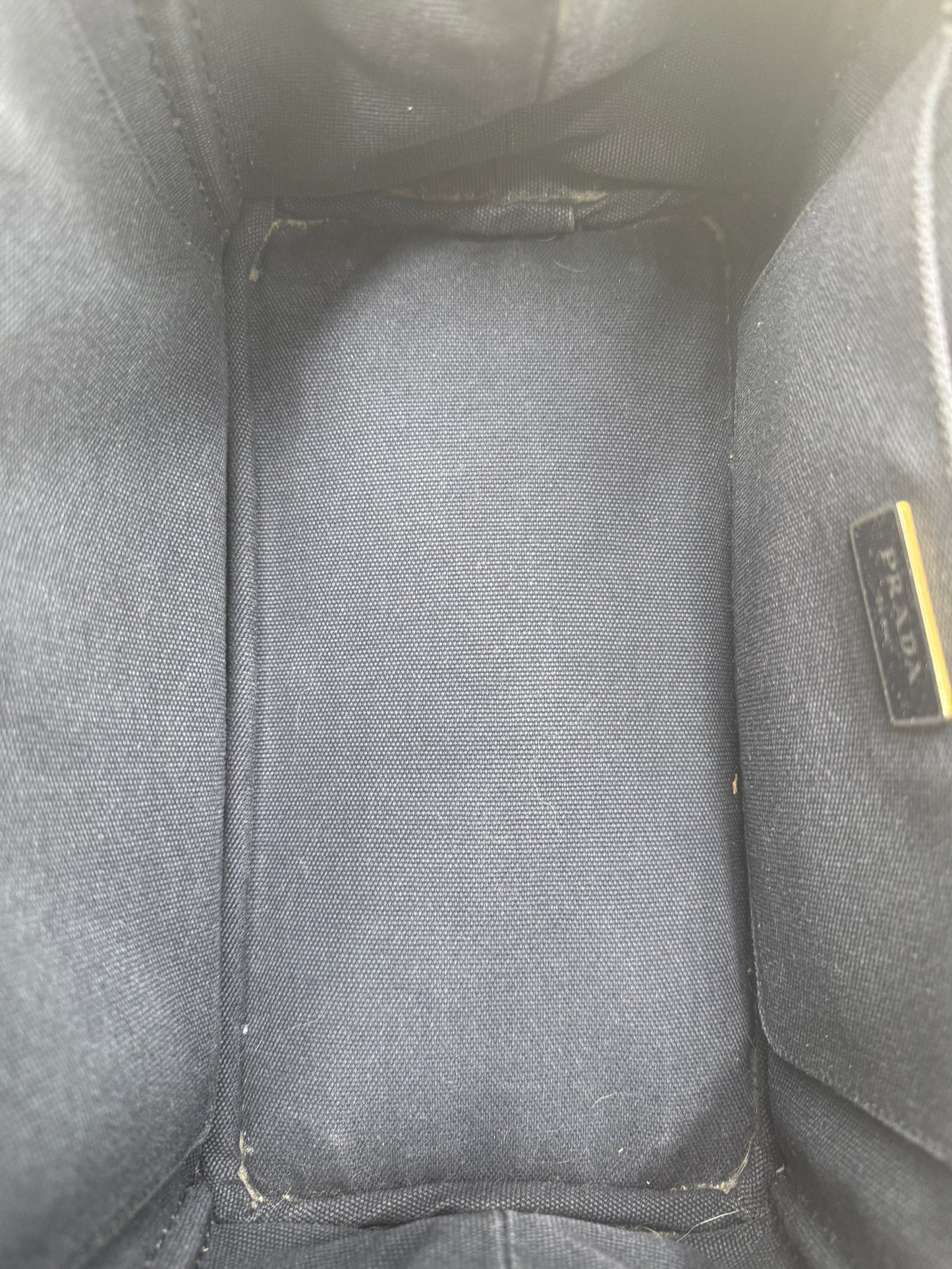 Innenraum dieser luxuriösen Prada Canapa – Secondhand-Stil mit Klasse.