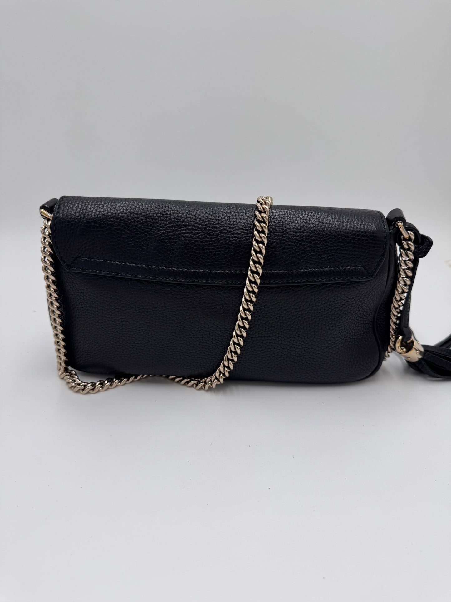 Hintere Perspektive dieser vintage Gucci Crossbody in Schwarz.