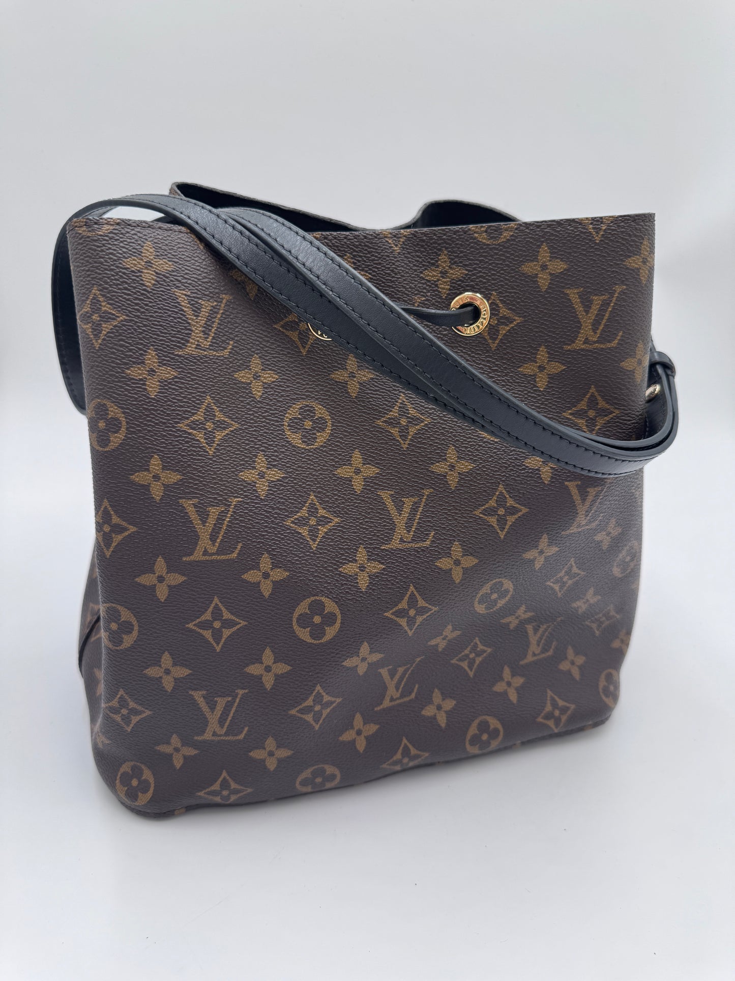 Hintere Perspektive dieser pre-owned Louis Vuitton NeoNoe in monogram.