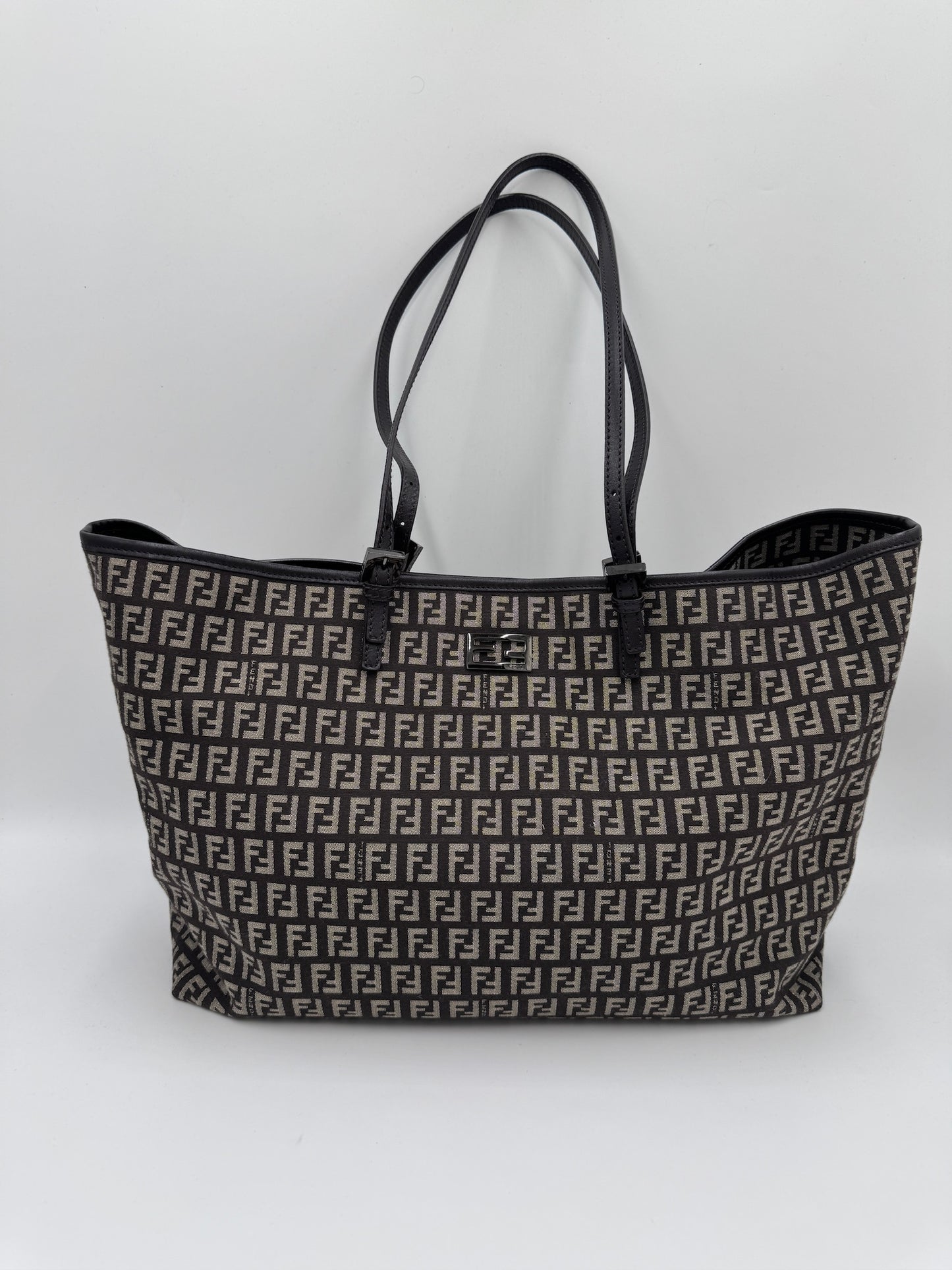 Gesamtansicht der braun secondhand Fendi Shopper in Größe Large.