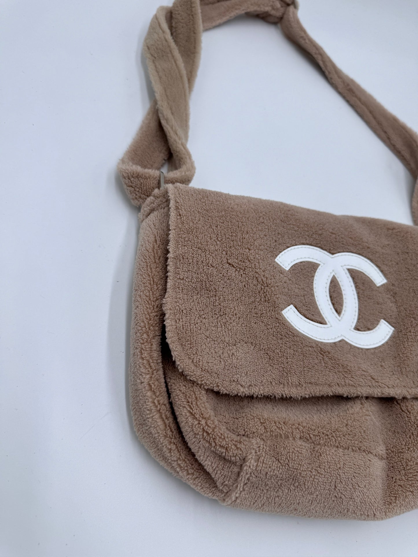 Gesamtansicht der Beige vintage Chanel Schultertasche Pepper in Größe Klein.