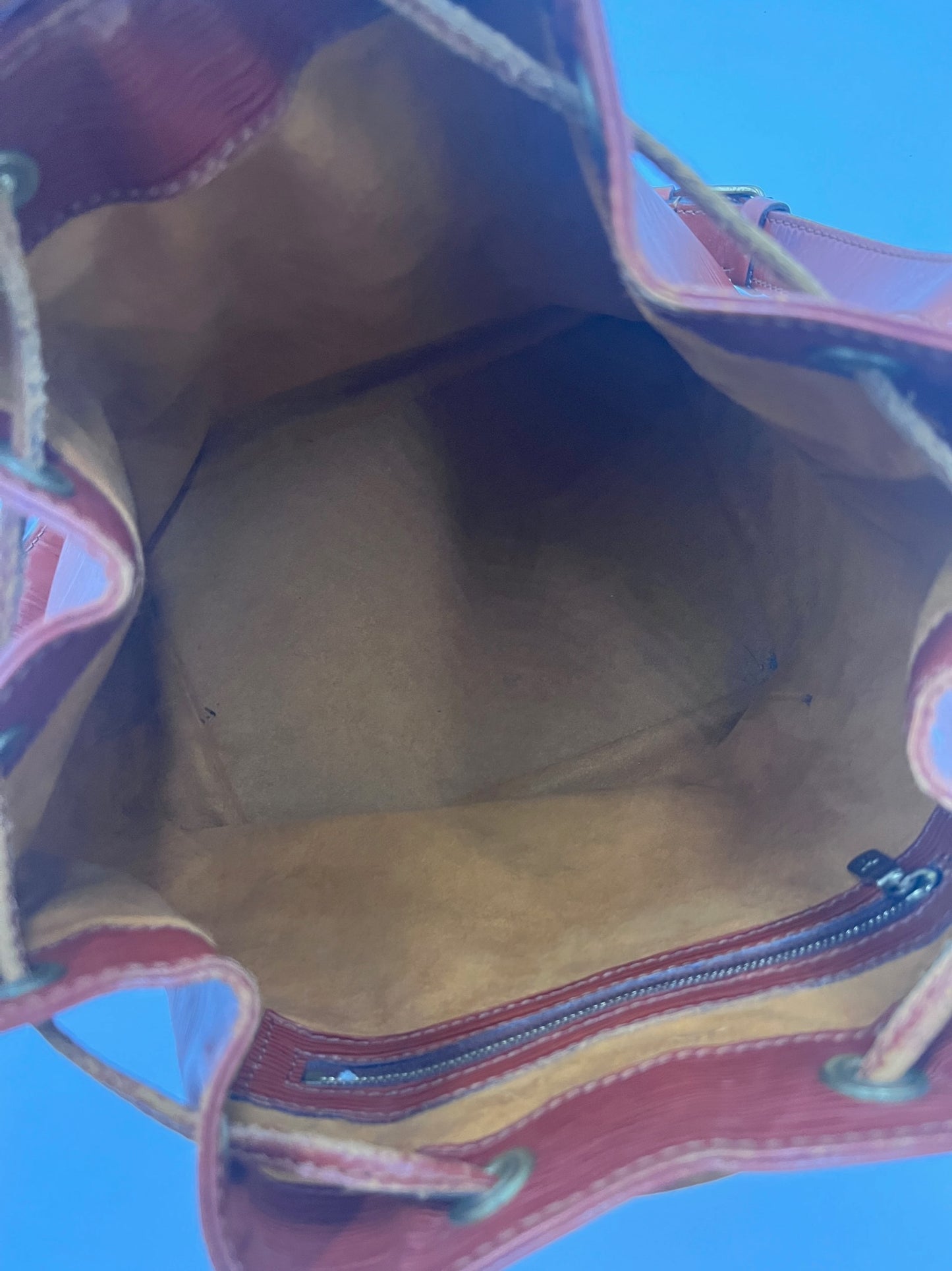 Blick ins Innere der braun luxury secondhand Louis Vuitton Petit Noé (Beuteltasche).