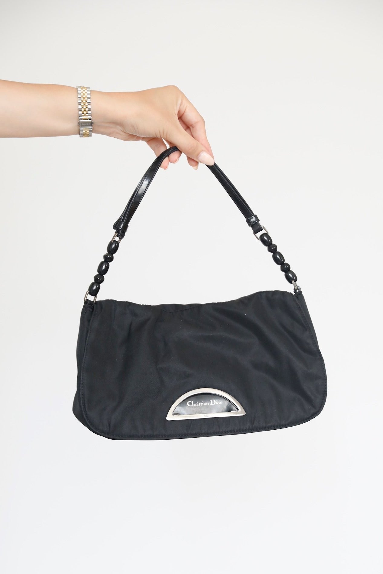 Frontalansicht der vintage Dior Shoulder Bag in schwarz.