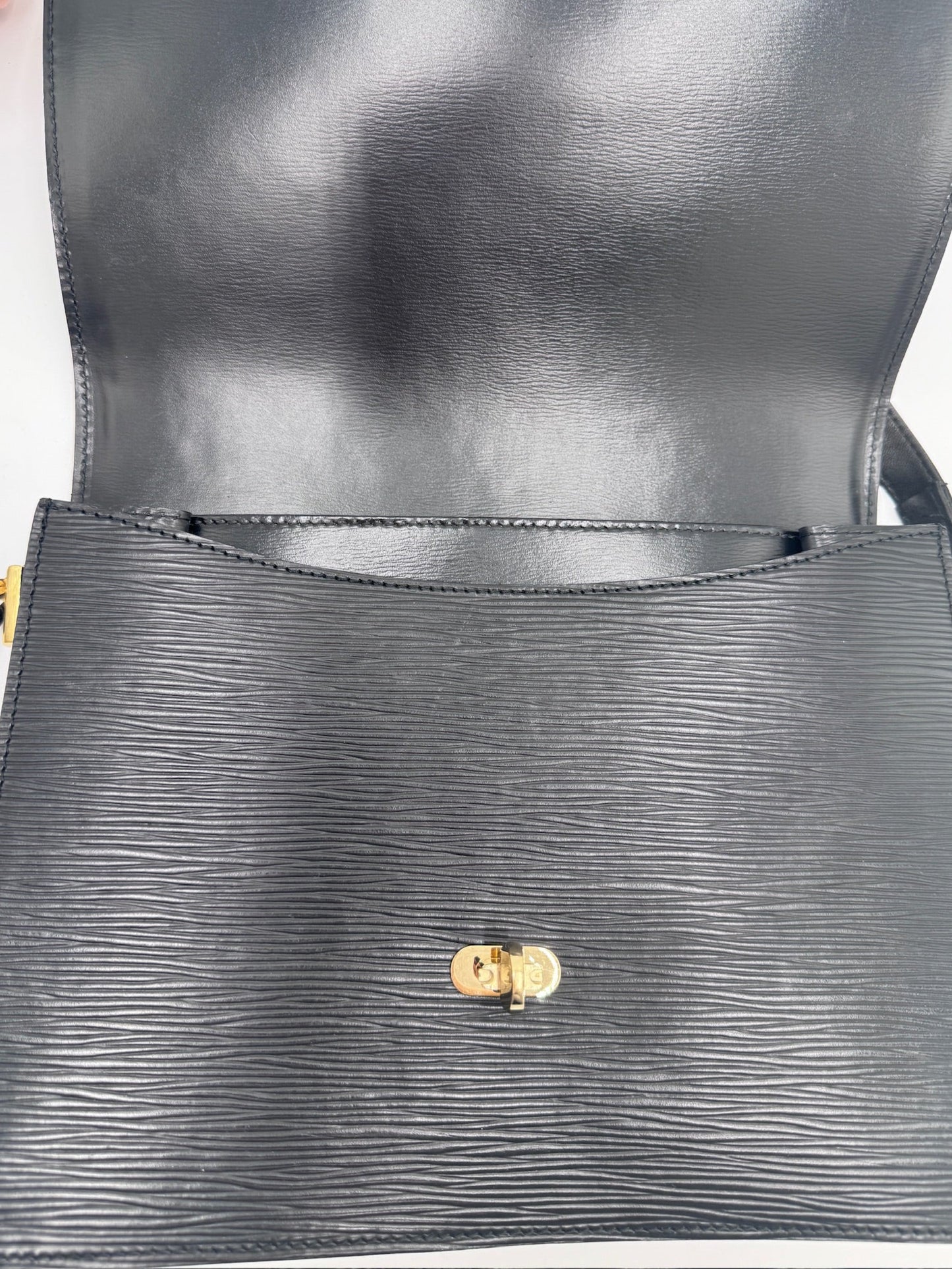 Blick ins Innere der schwarz secondhand Louis Vuitton Friedland (Crossbody).