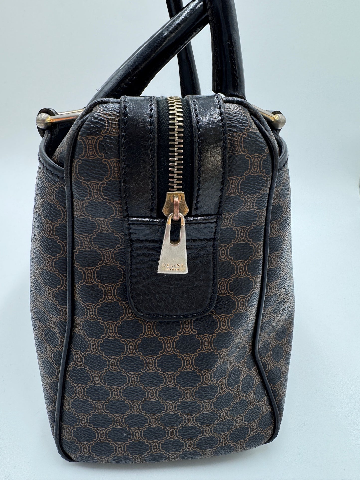 Seitliche rechte Ansicht der Celine Handbag Shopper, Details des Leders