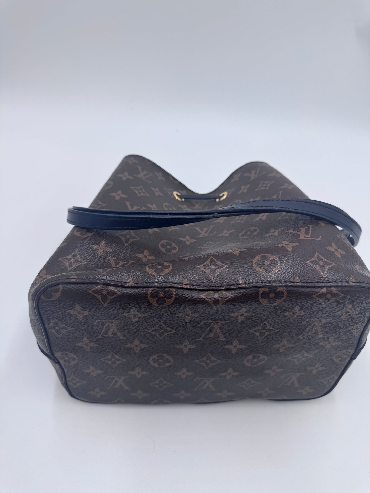 Bodenansicht der monogram Louis Vuitton NeoNoe, Totebag-Design.