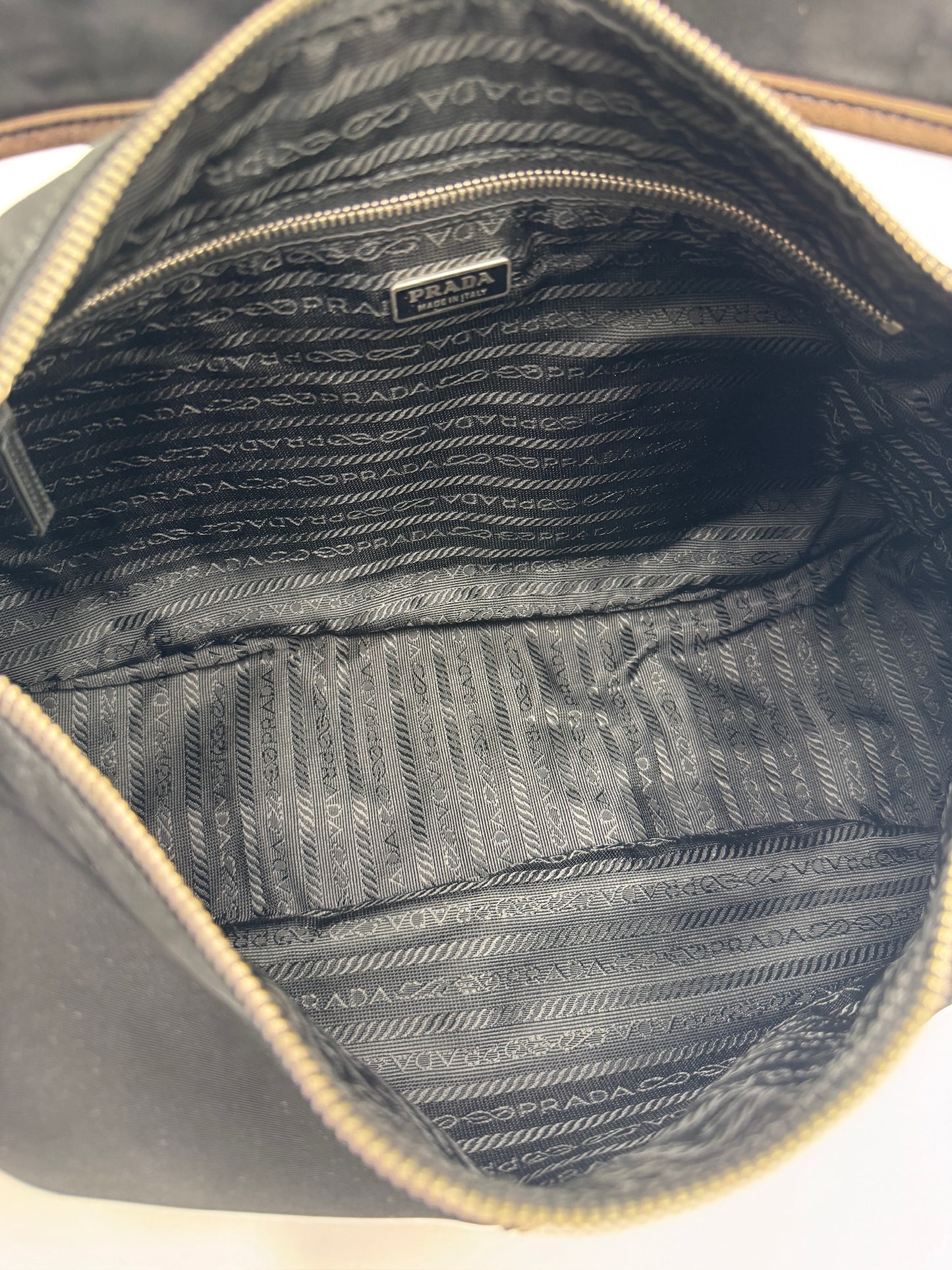 Blick ins Innere der Schwarz luxury secondhand Prada One Shoulder Nylon (Schultertasche).