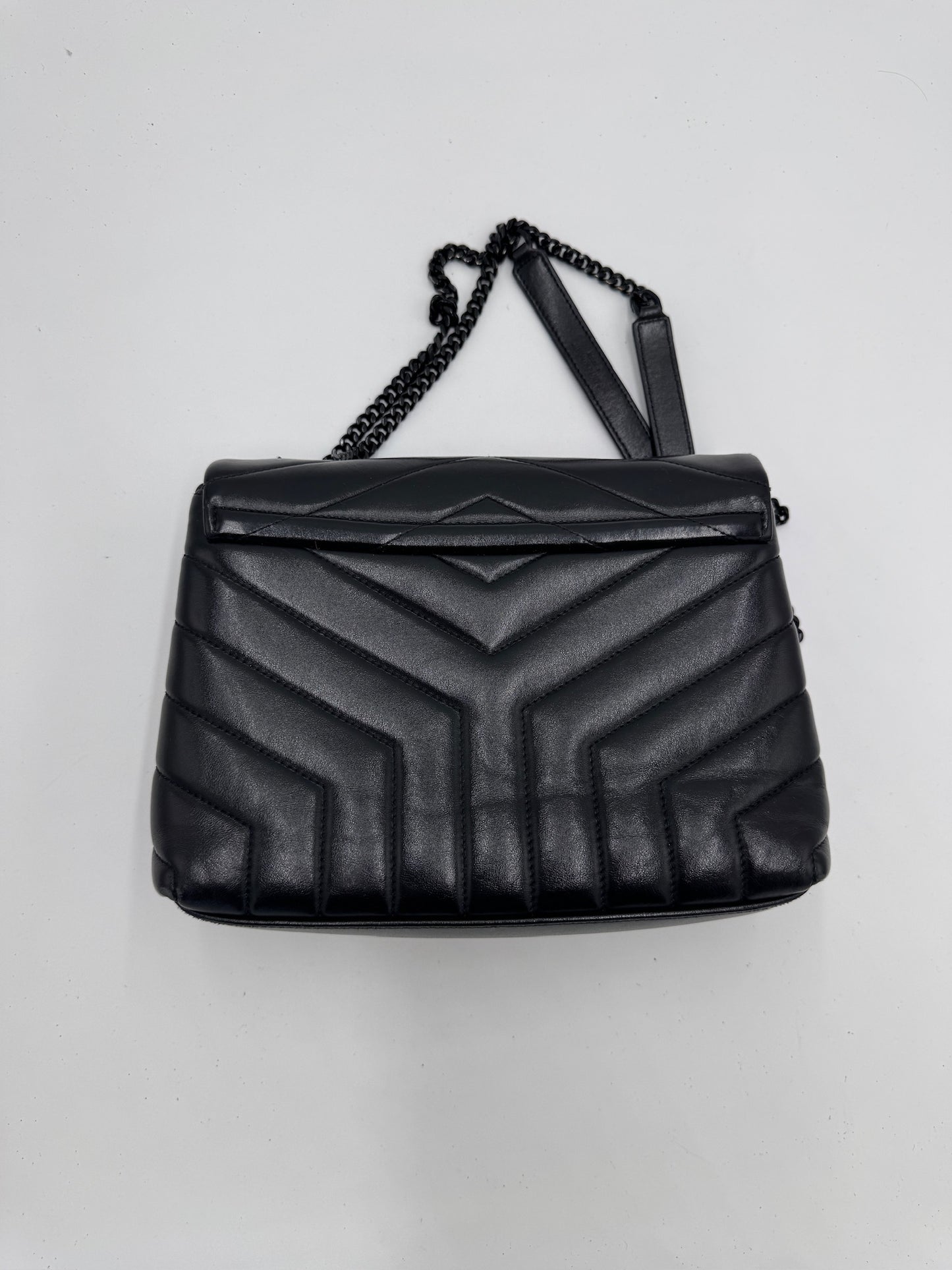 Rückseite der Schwarz vintage Saint Laurent Lou Lou Medium – klassisch & zeitlos.