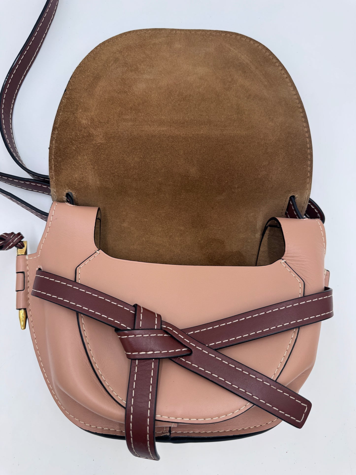 Innenraum dieser luxuriösen Loewe Gate Bag – Secondhand-Stil mit Klasse.
