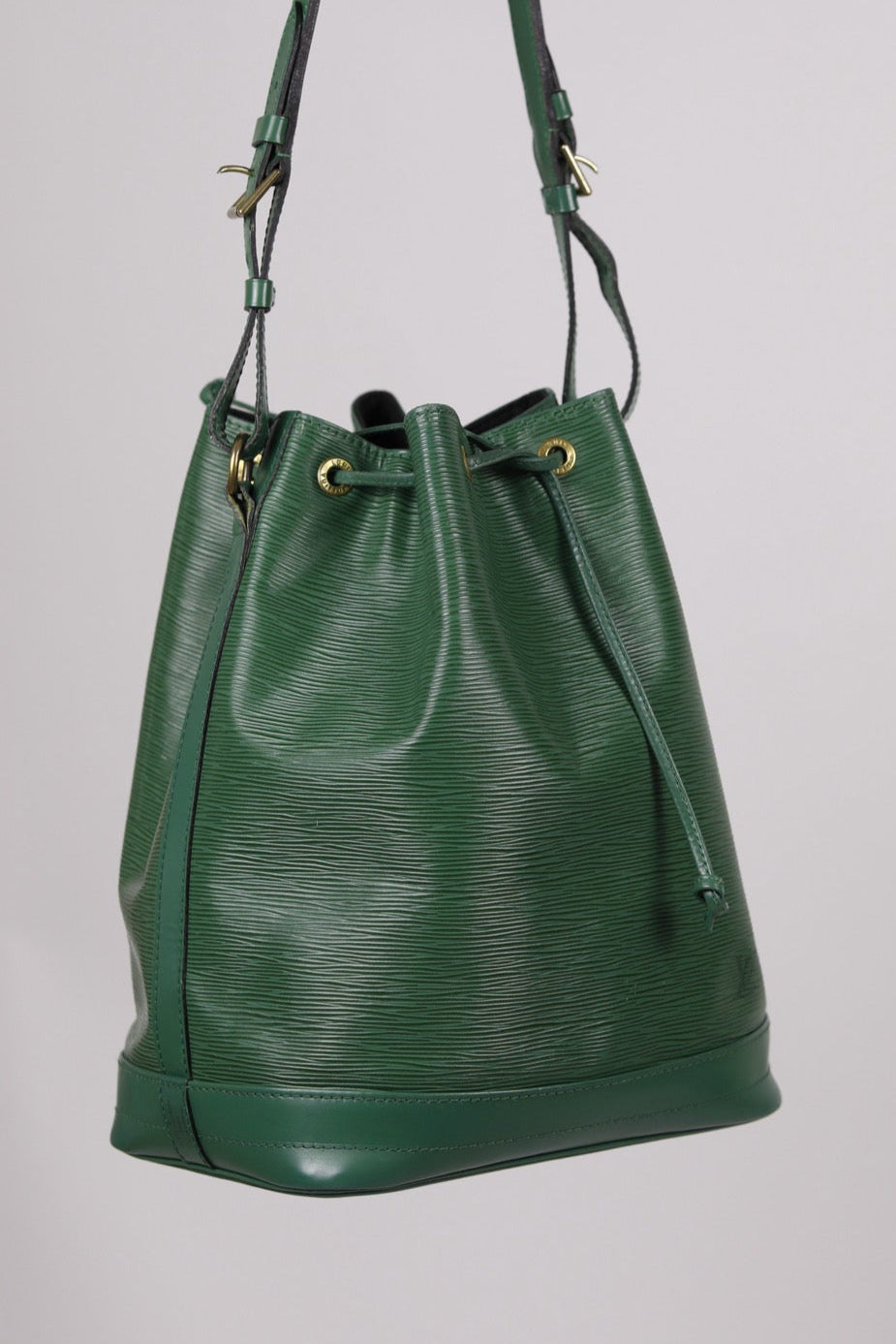 Louis Vuitton Noe Grande (grün) als Hauptfoto aus der Beuteltasche-Kategorie.
