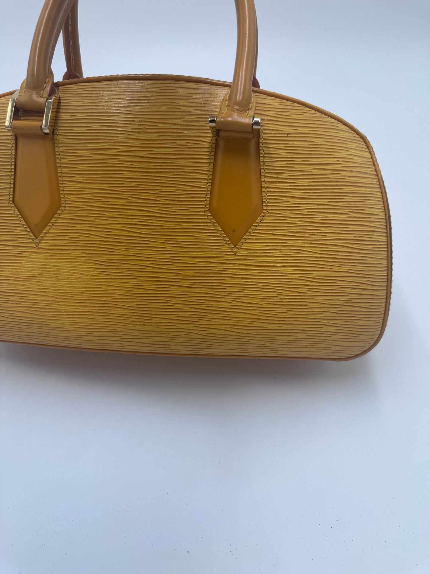 Hintere Perspektive dieser secondhand Louis Vuitton Jasmine Epi in gelb.