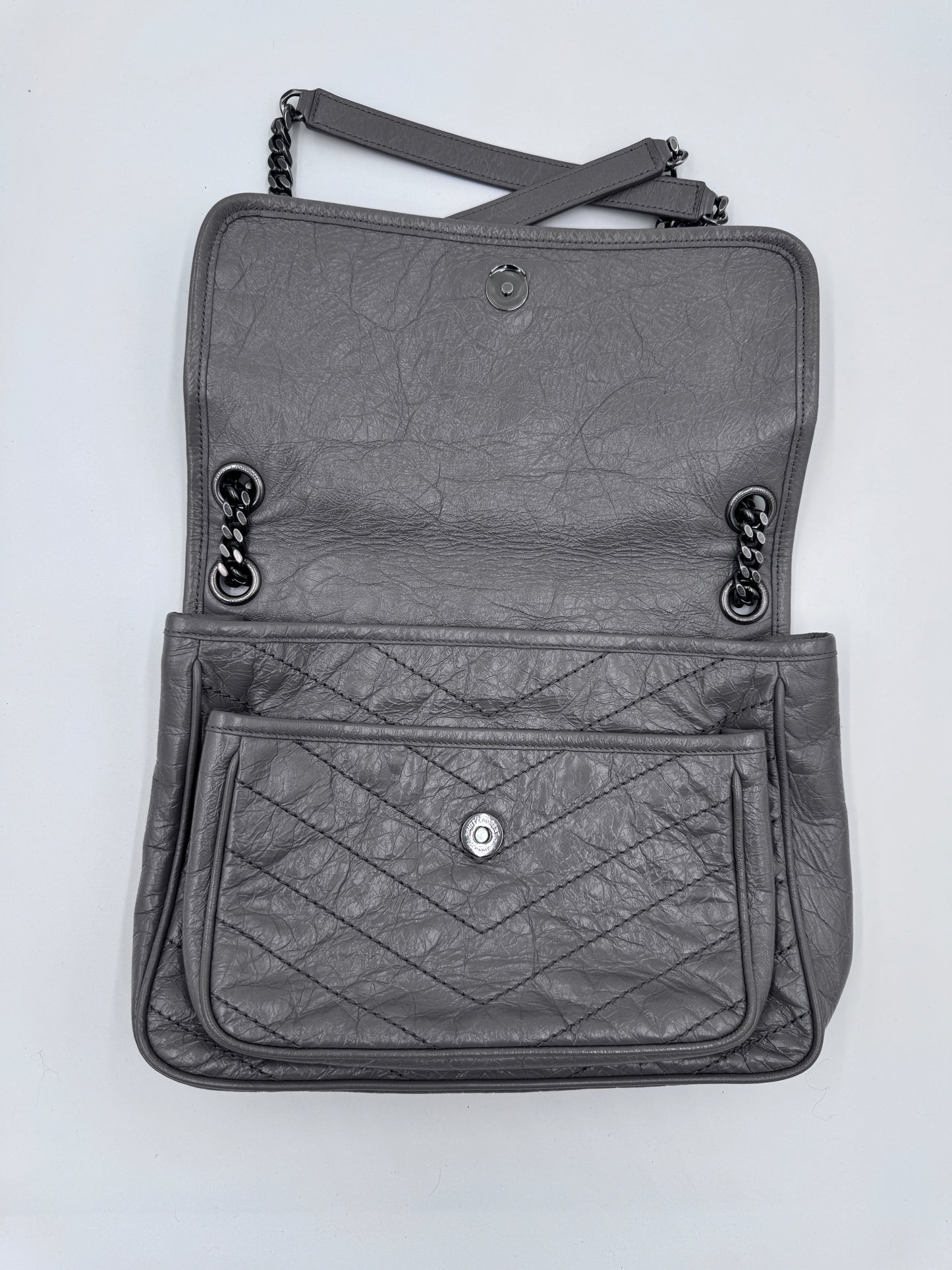 Metallelemente der Saint Laurent Niki Medium (grau), hochwertig verarbeitet.