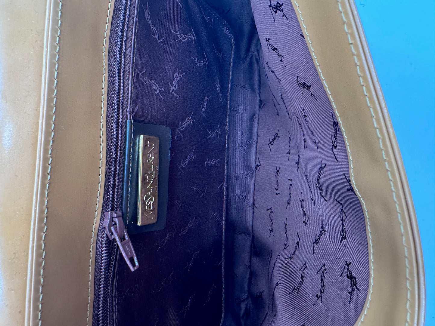 Innenraum dieser luxuriösen Saint Laurent Schultertasche – Secondhand-Stil mit Klasse.