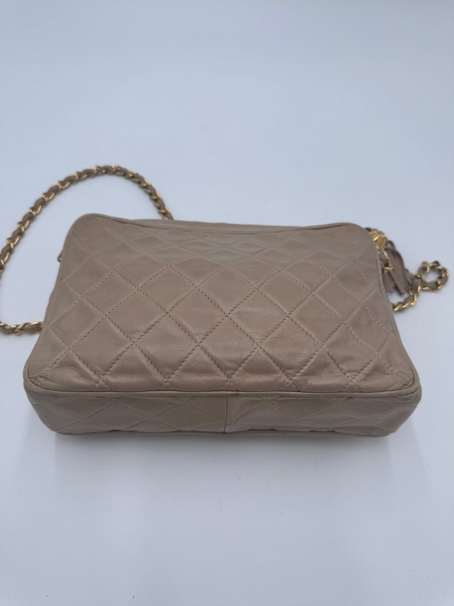 Detailansicht des Rückteils der Chanel Vintage Camera Bag (beige / creme).