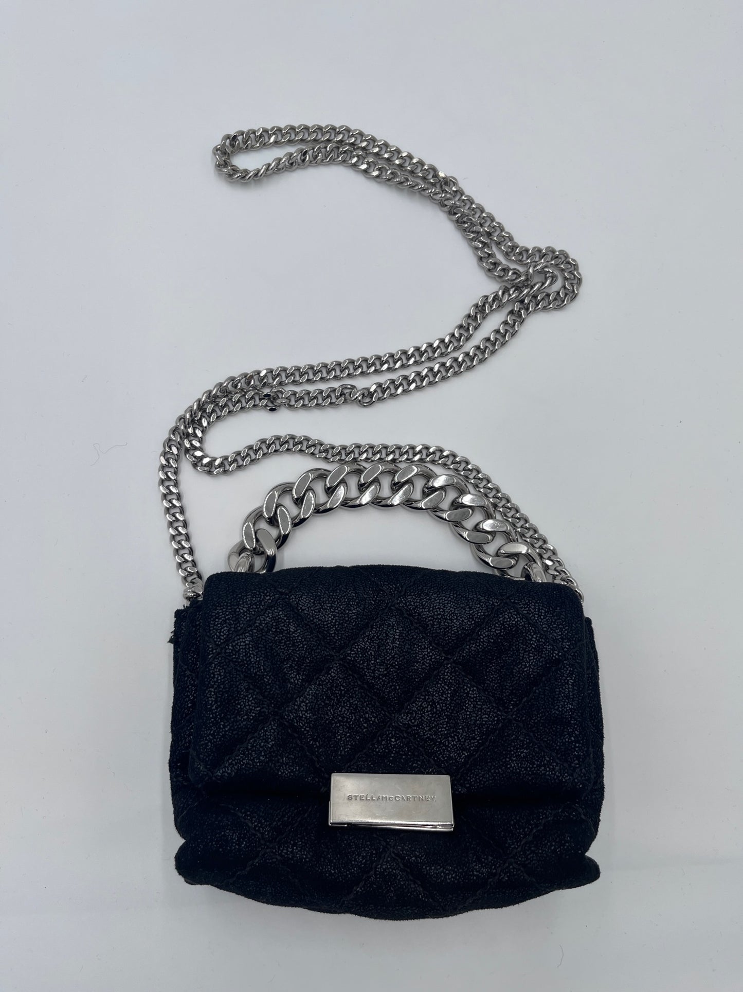 Akzente & Hardware dieser schwarz secondhand Stella McCartney Crossbody Mini Allegra im Fokus.