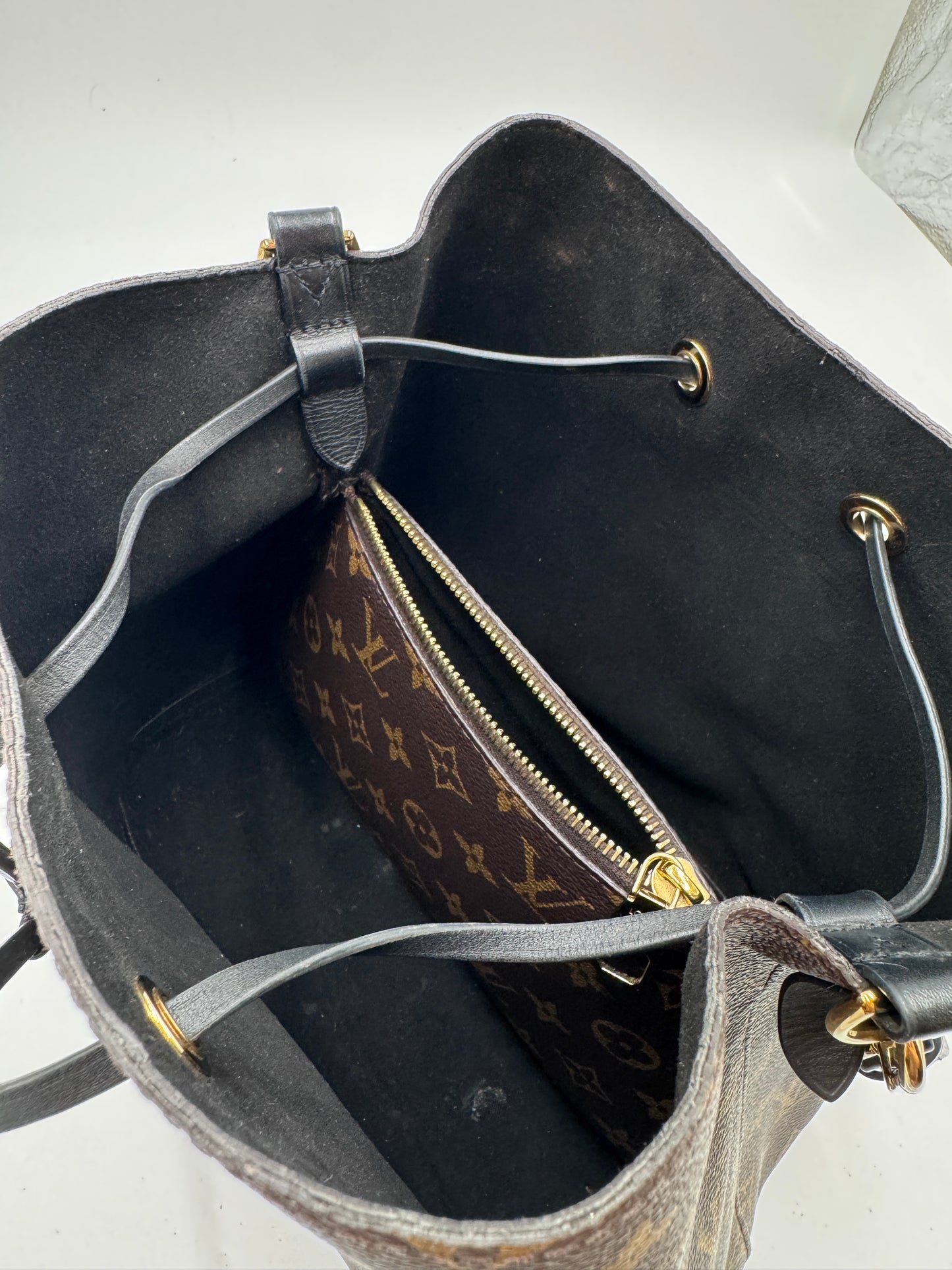 Innenansicht der secondhand Louis Vuitton NeoNoe in monogram – organisiert und stilvoll.