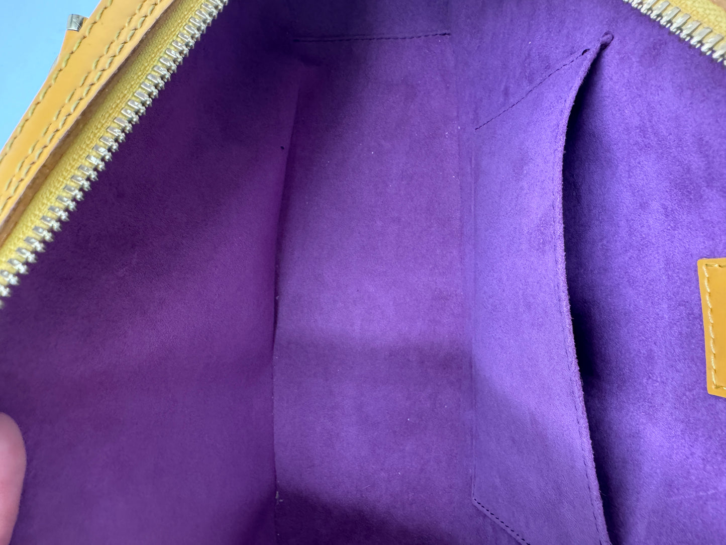 Innenraum dieser luxuriösen Louis Vuitton Jasmine Epi – Secondhand-Stil mit Klasse.