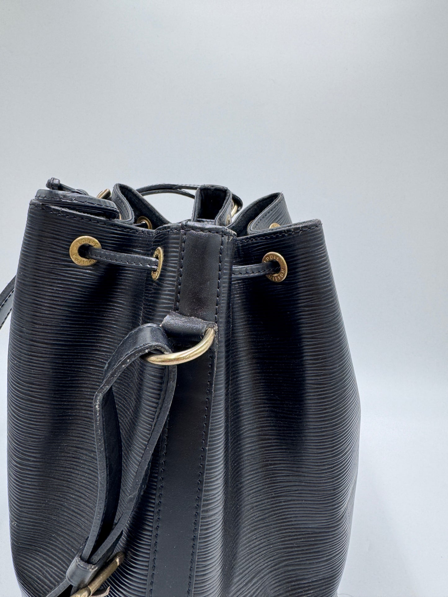 Detailaufnahme der Seitenansicht dieser schwarz luxury secondhand Beuteltasche-Tasche.