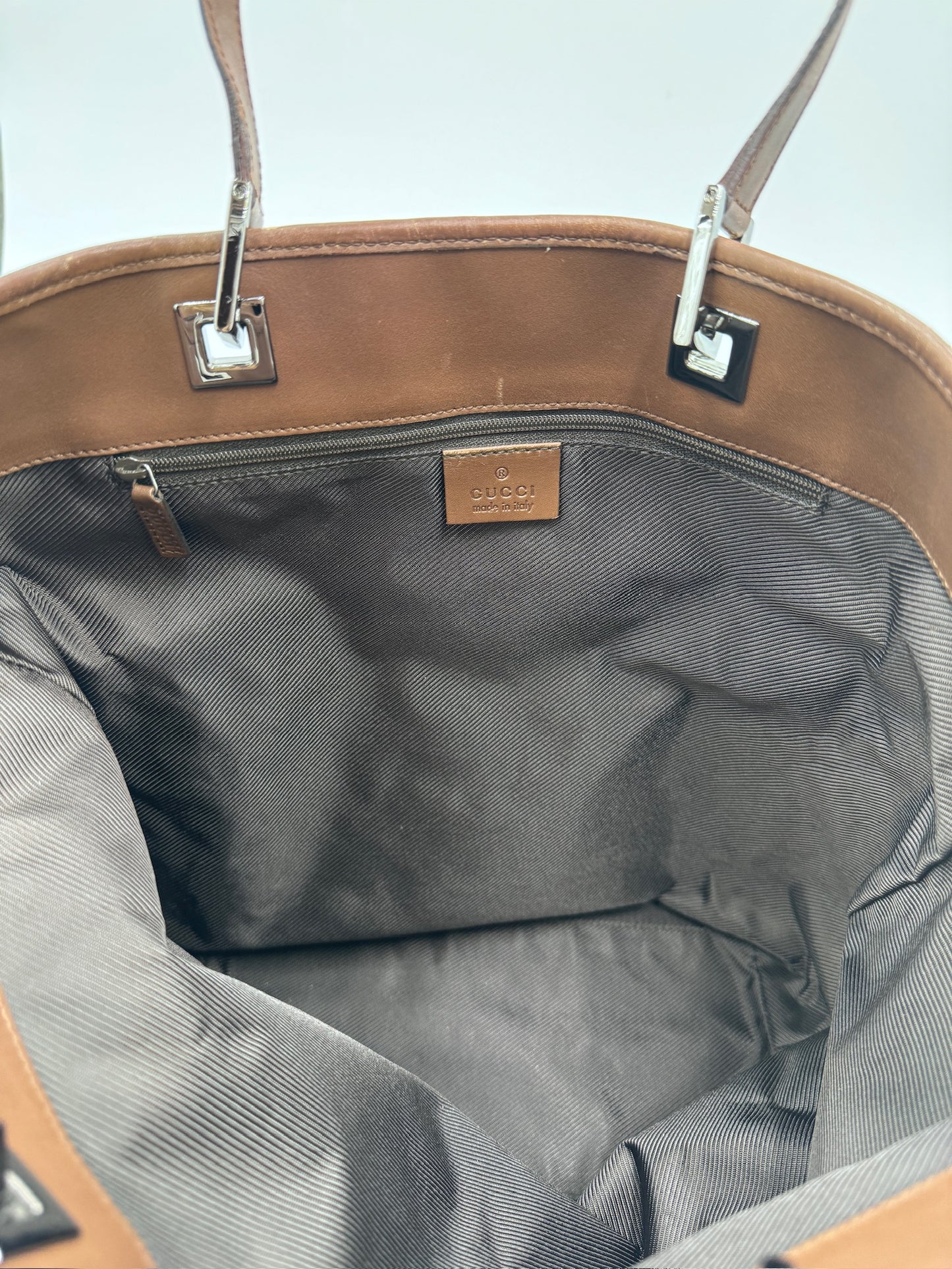 Blick ins Innere der braun pre-owned Gucci Shopper (Shopper).