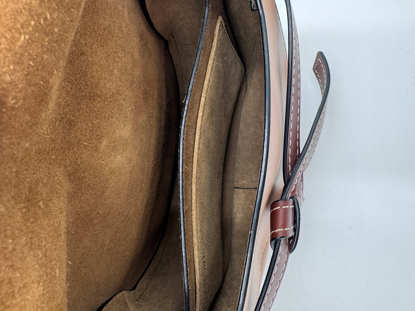 Taschen innere dieser luxuriösen Loewe Gate Bag – Secondhand-Stil mit Klasse.