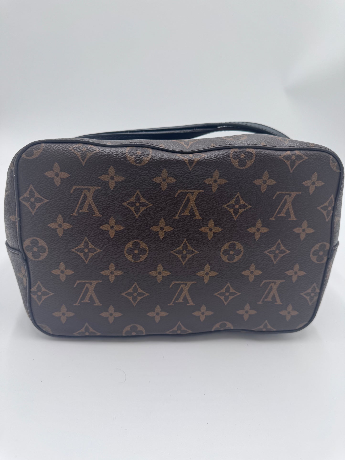 Bodenansicht der monogram Louis Vuitton NeoNoe, Totebag-Design.