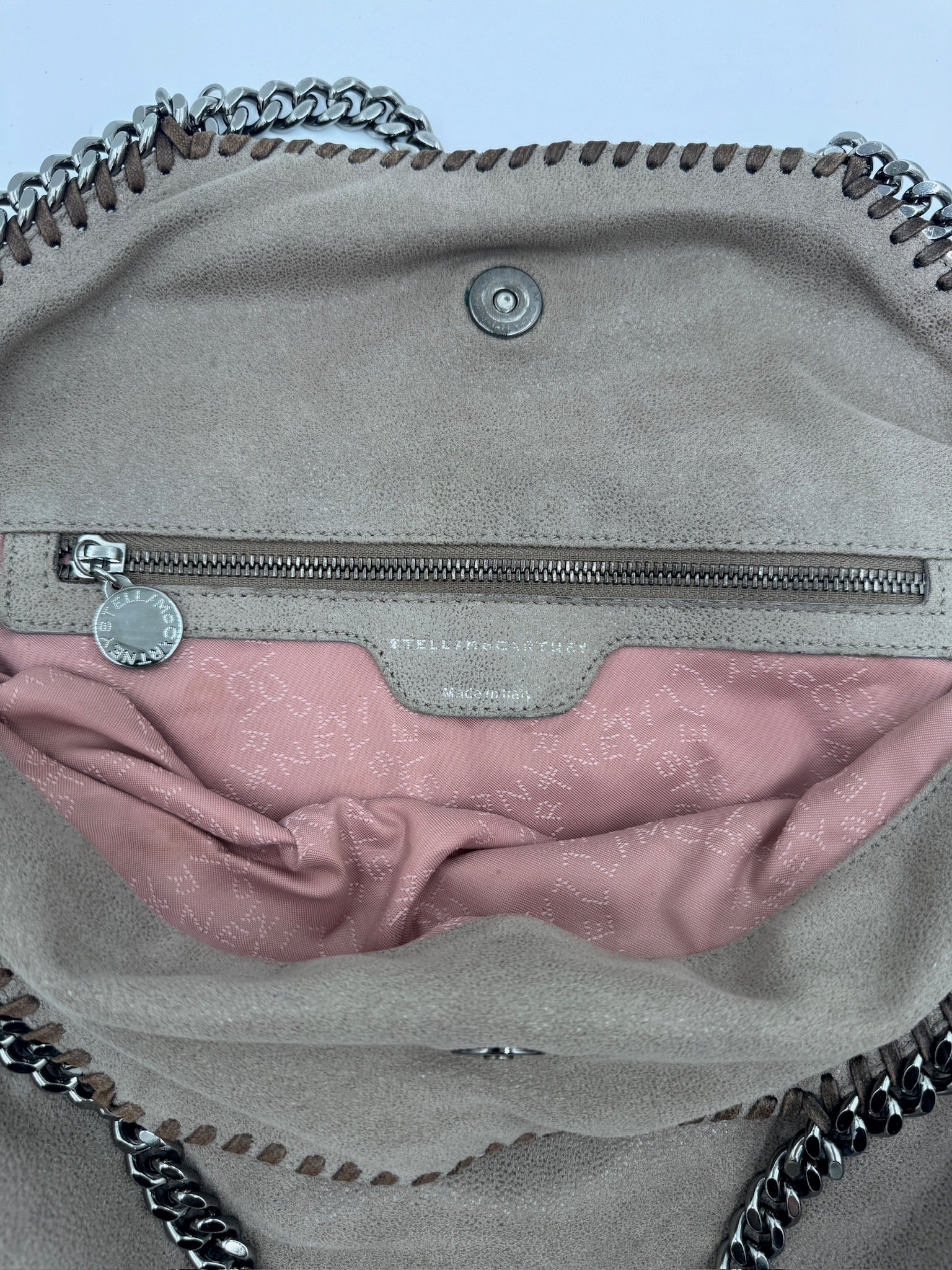 Nahaufnahme der pre-owned Stella McCartney Falabella – feinste Details in beige / creme.