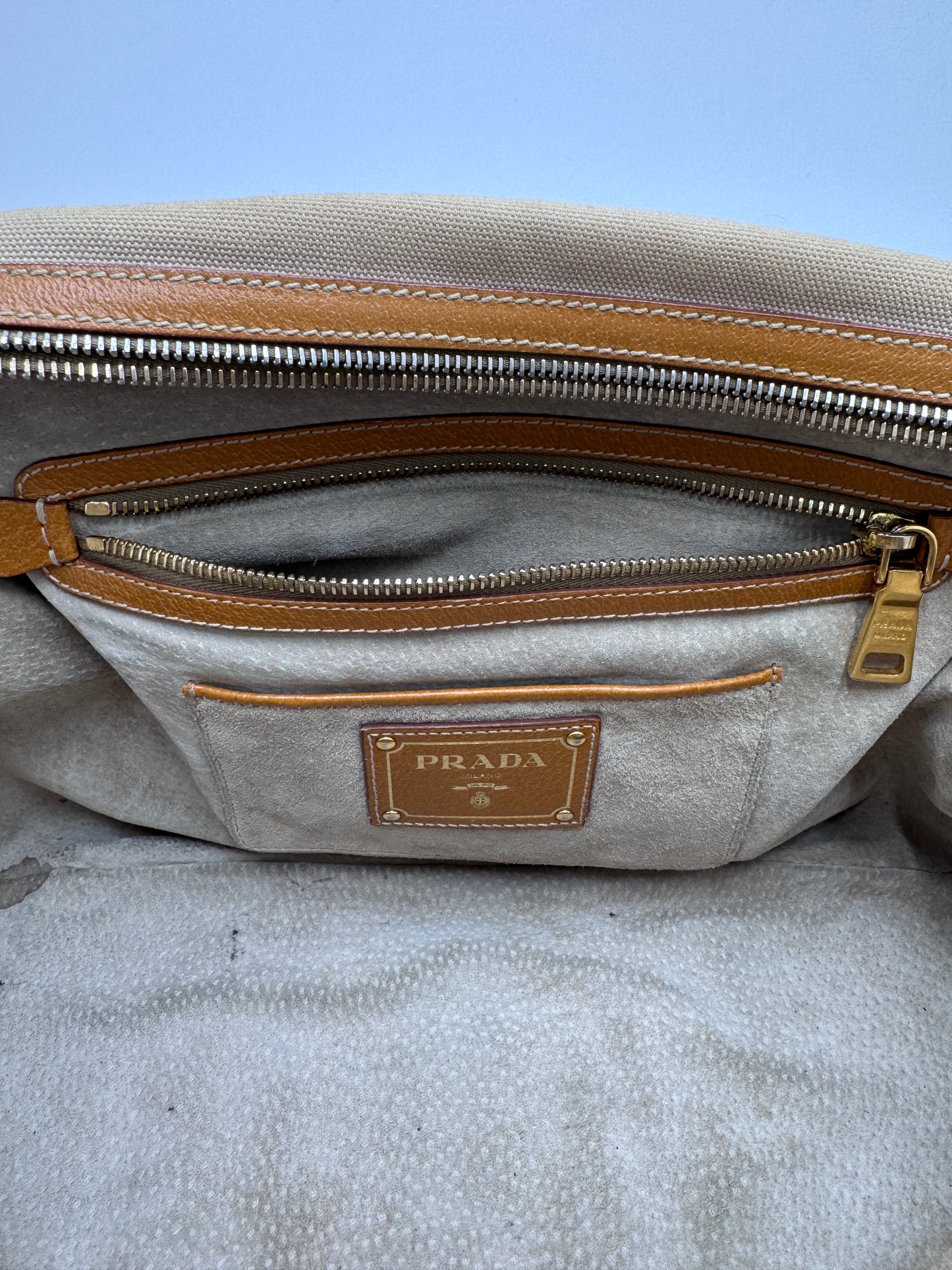 Innenraum dieser luxuriösen Prada Bowling Bauletto – Secondhand-Stil mit Klasse.
