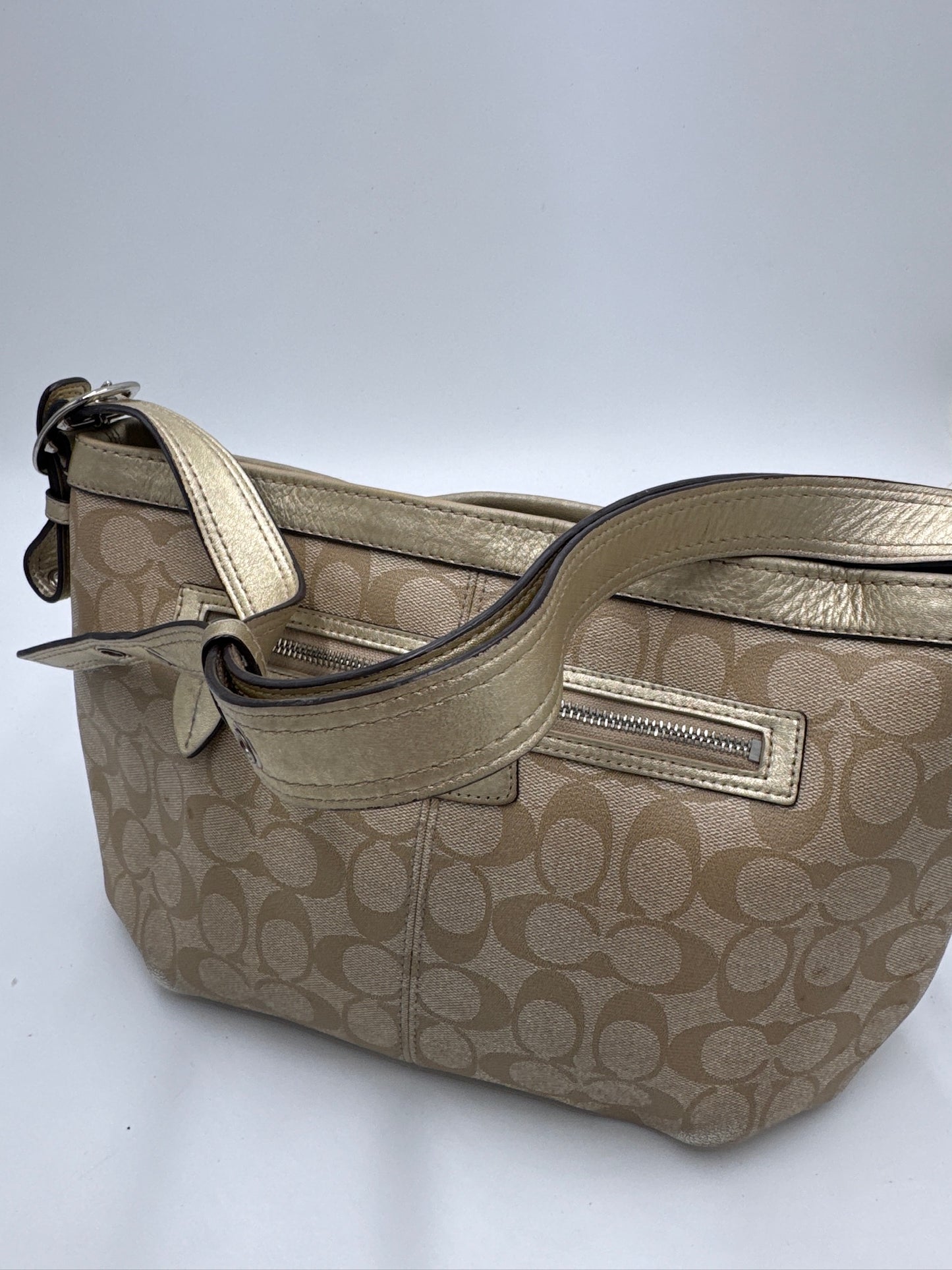 Detailaufnahme des Henkels der pre-owned Coach Shoulder Bag (Gold).