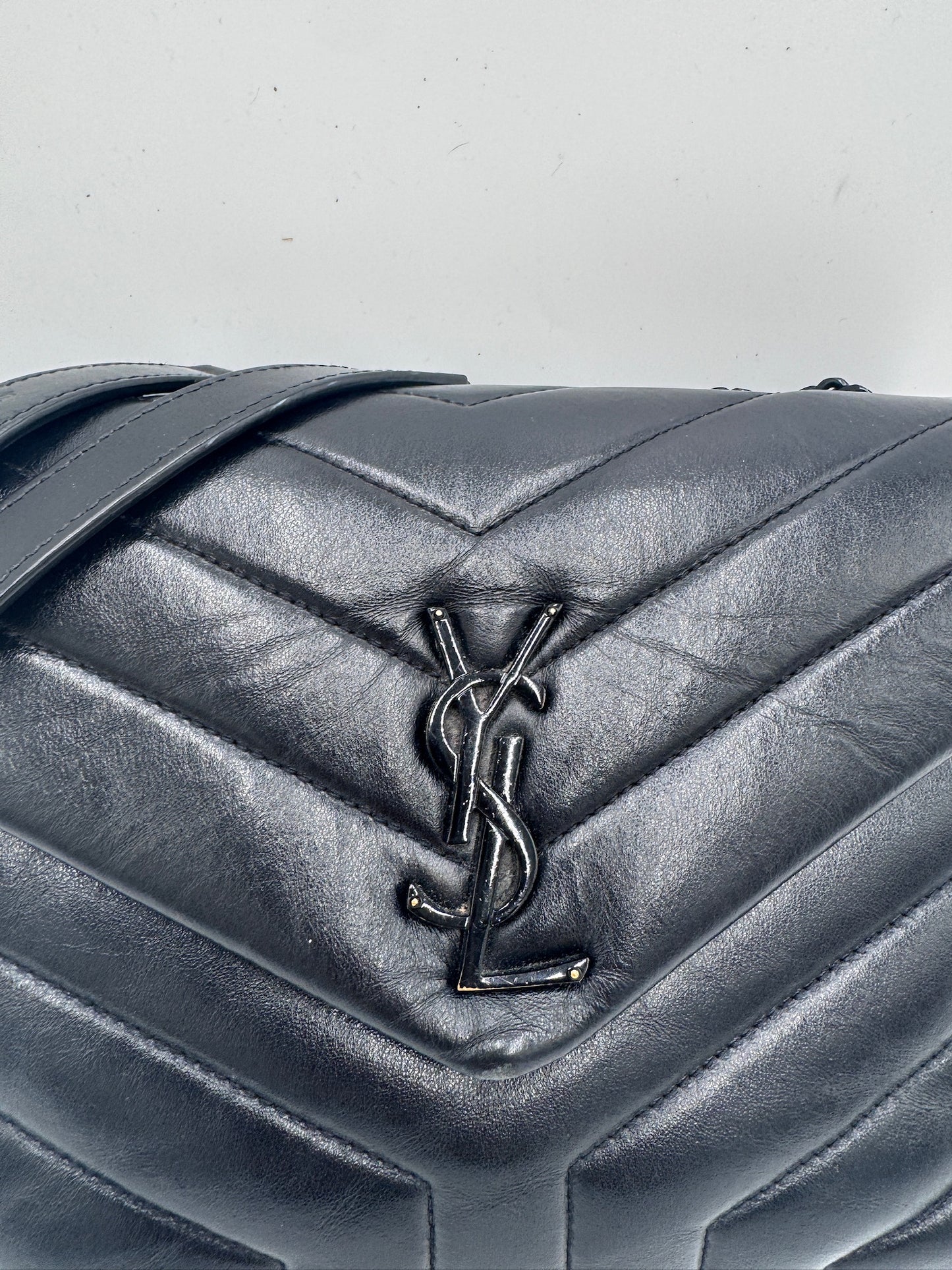 Nahaufnahme der pre-owned Saint Laurent Lou Lou Medium – feinste Details in Schwarz.