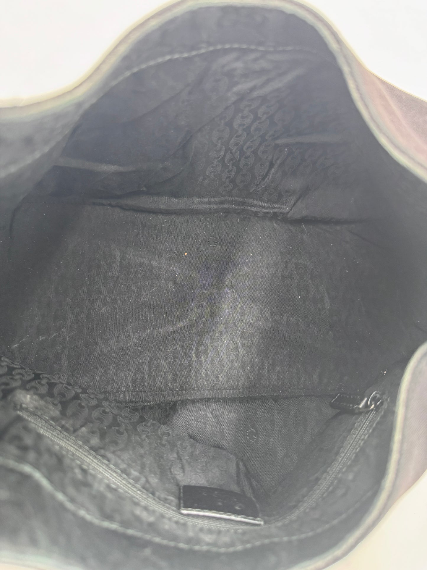 Innenraum dieser luxuriösen Gucci Schultertasche – Secondhand-Stil mit Klasse.