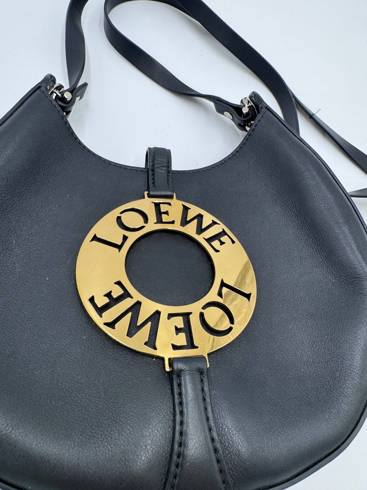 Metallelemente der Loewe Joyce Bag (schwarz), hochwertig verarbeitet.