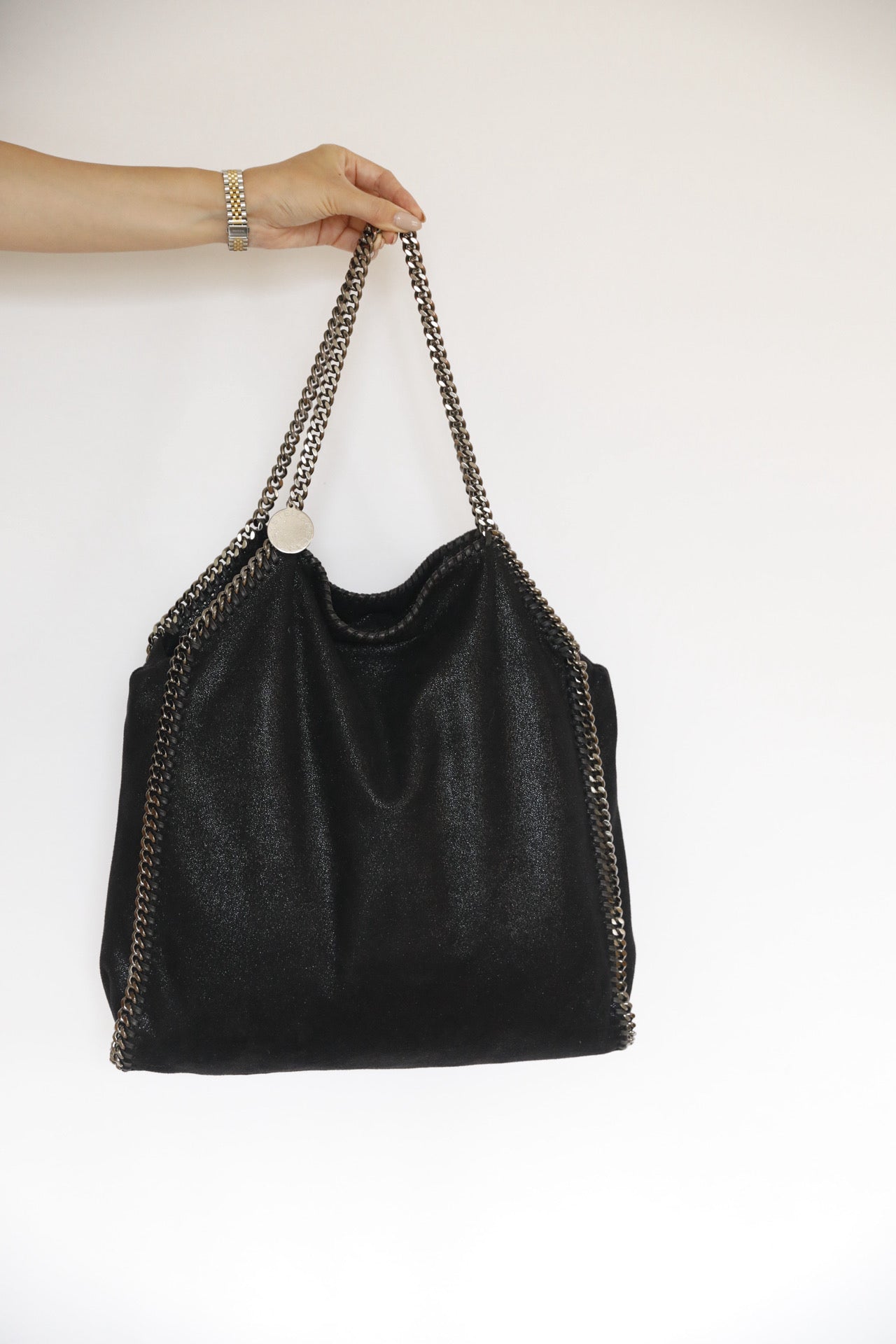 Frontalansicht der preloved Stella McCartney Falabella (2 Ketten) in schwarz.