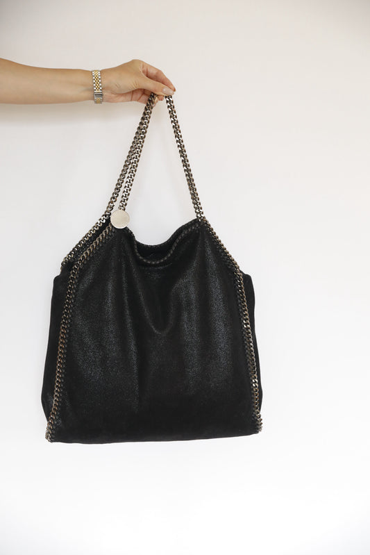 Frontalansicht der preloved Stella McCartney Falabella (2 Ketten) in schwarz.
