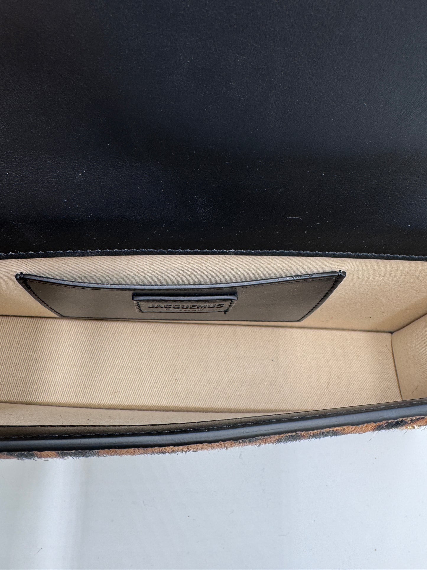 Innenraum dieser luxuriösen Jacquemus Long Bambino – Secondhand-Stil mit Klasse.