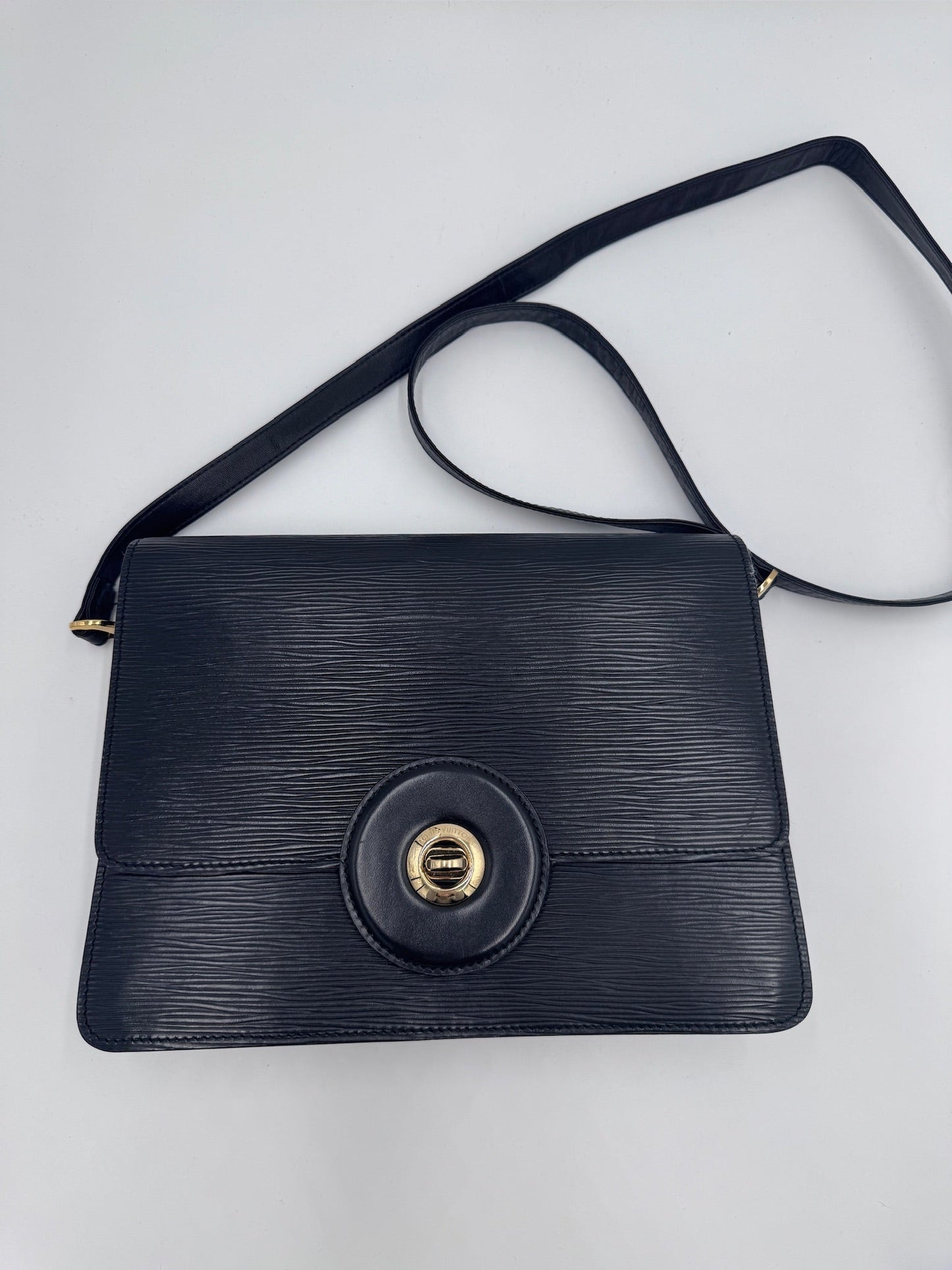 Gesamtdarstellung dieser stilvollen luxury secondhand Louis Vuitton Friedland (schwarz).