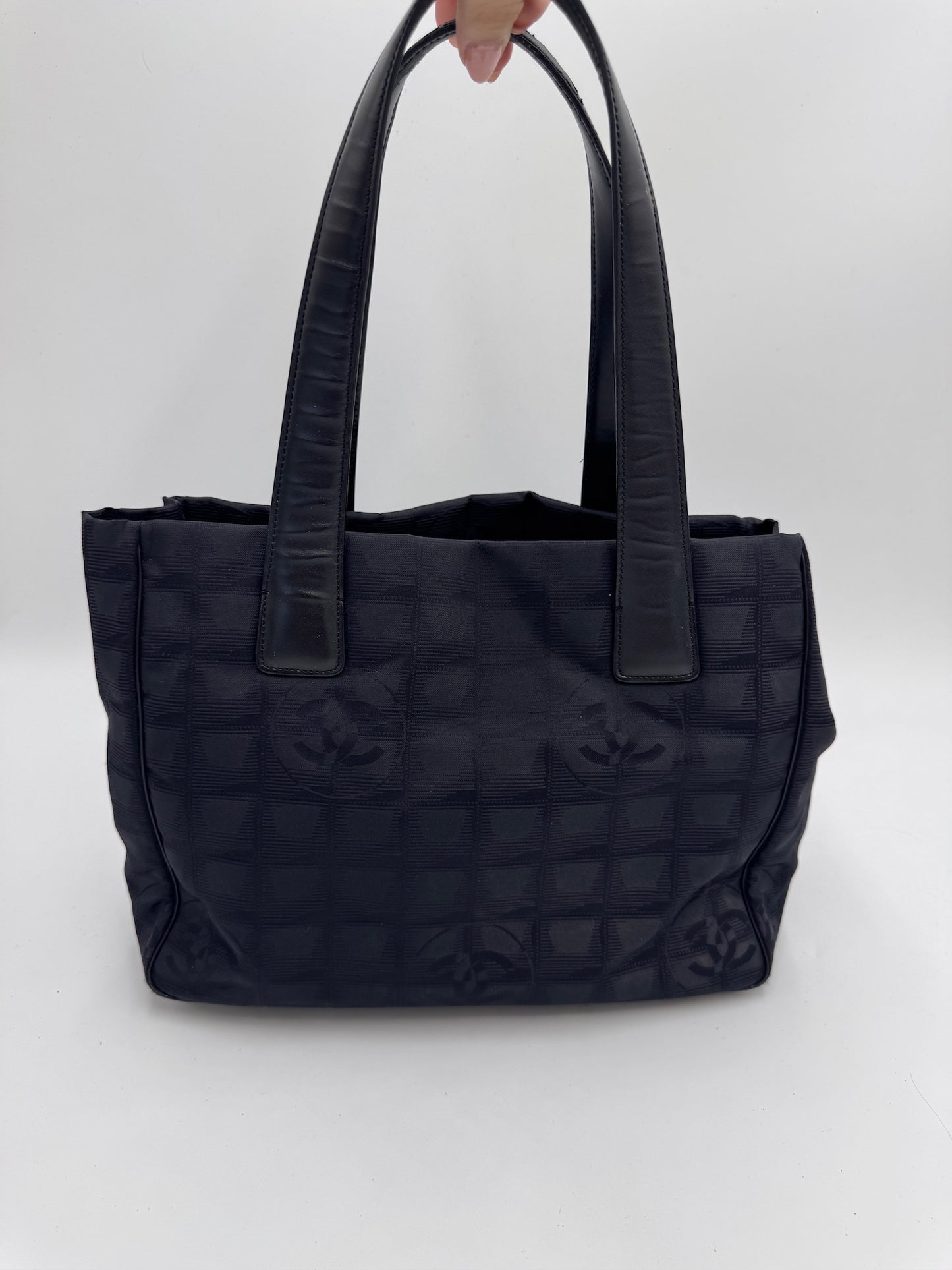 Seitenansicht der Chanel Shopper Stoff in Schwarz – charaktervolle pre-owned Tasche.