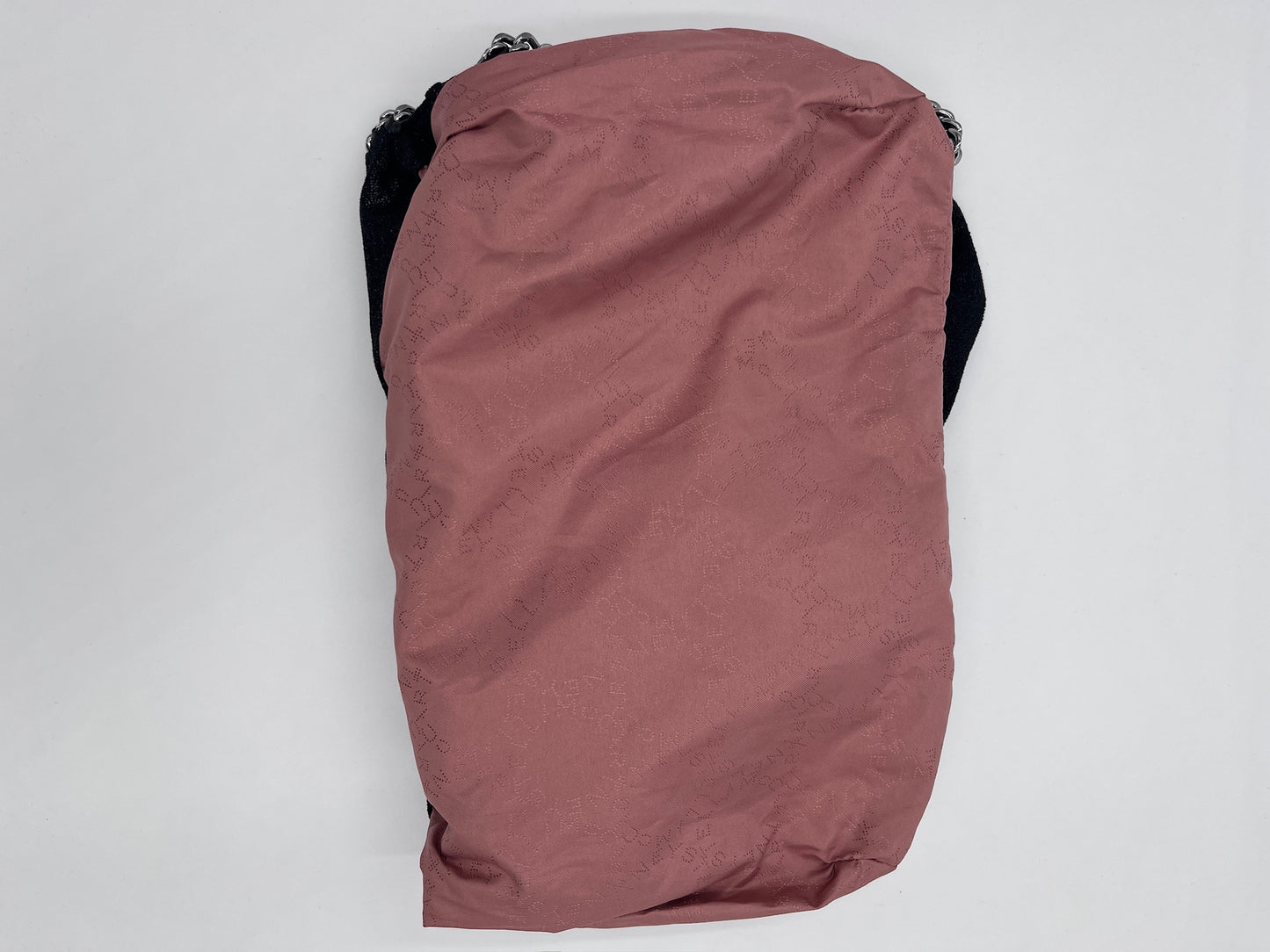 Innenansicht der vintage Stella McCartney Falabella 3 Ketten in schwarz – organisiert und stilvoll.