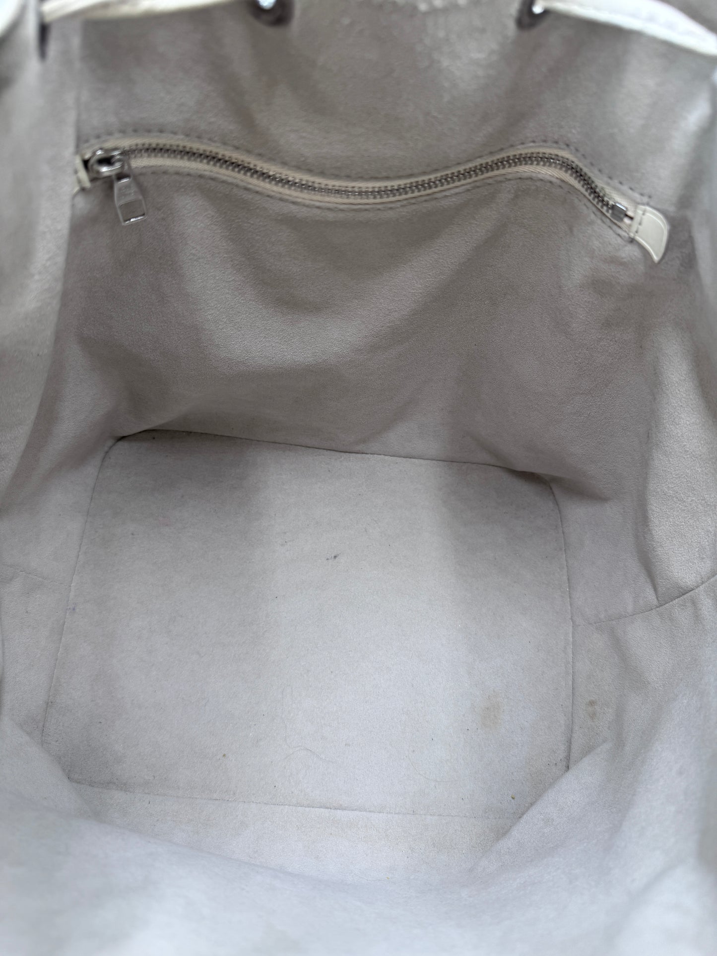 Blick ins Innere der weiss preloved Louis Vuitton Petite Noe (Beuteltasche).