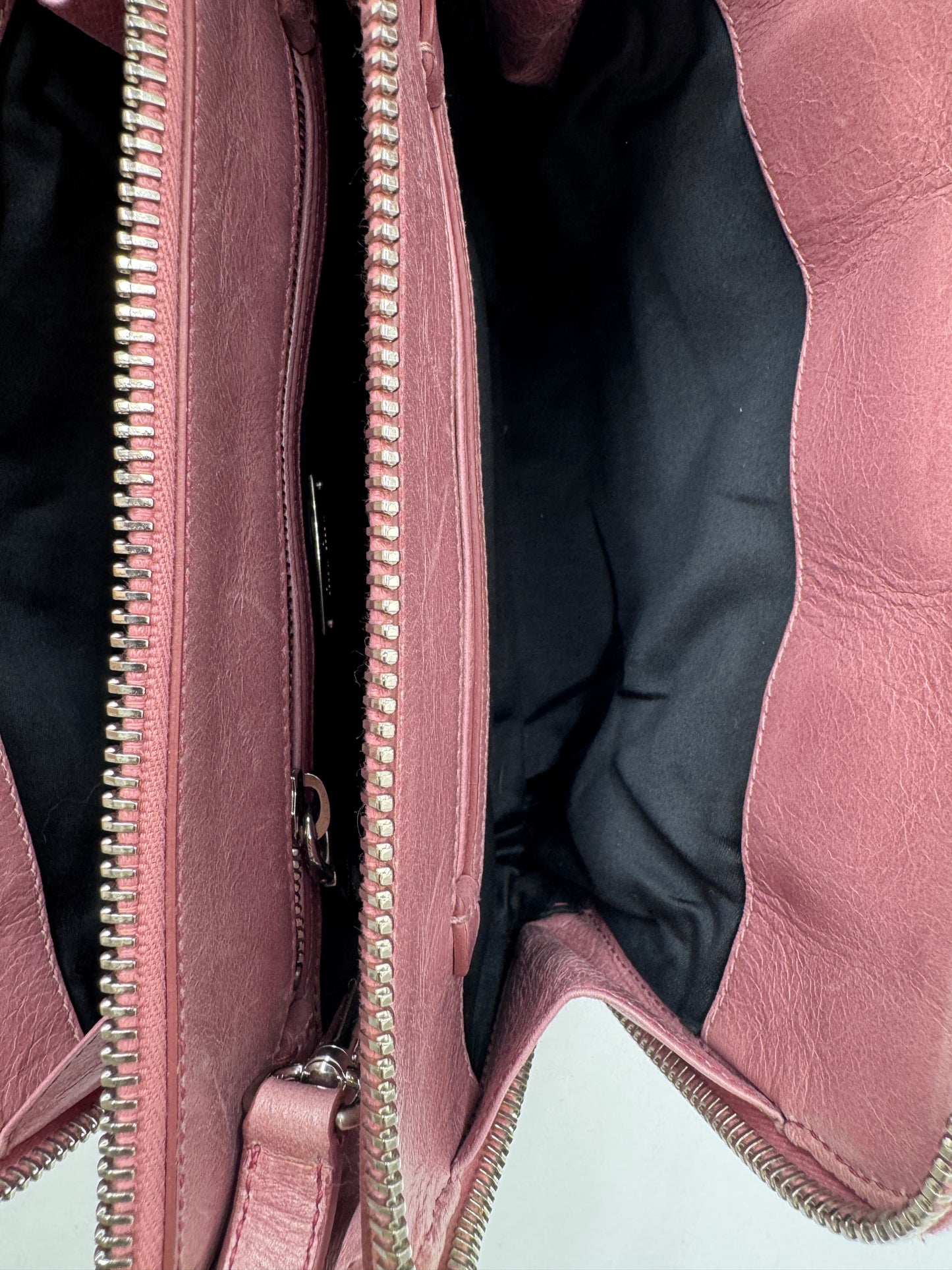 Innenraum dieser luxuriösen MiuMiu Crossbody – Secondhand-Stil mit Klasse.