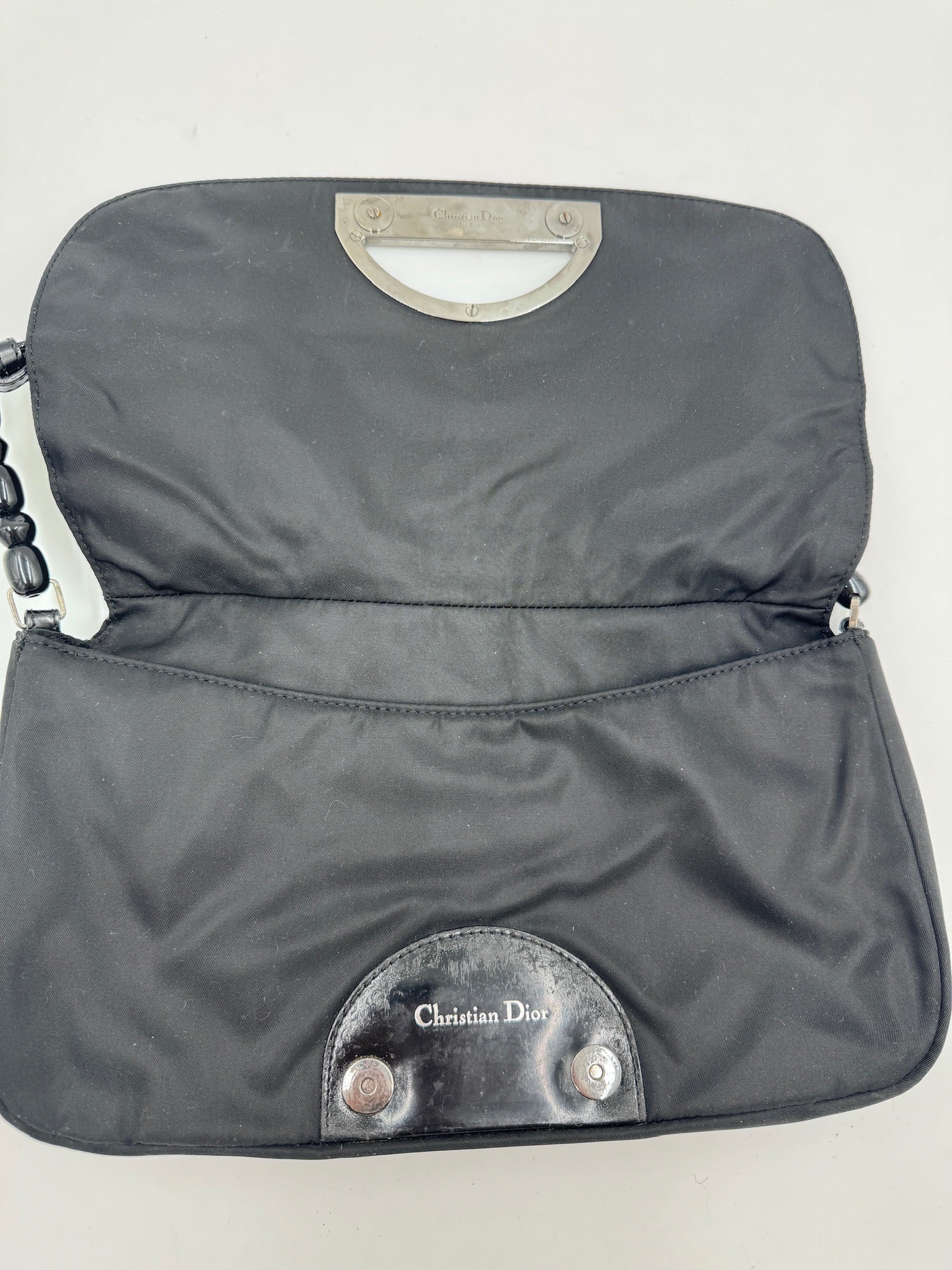 Detailaufnahme des Henkels der luxury secondhand Dior Shoulder Bag (schwarz).