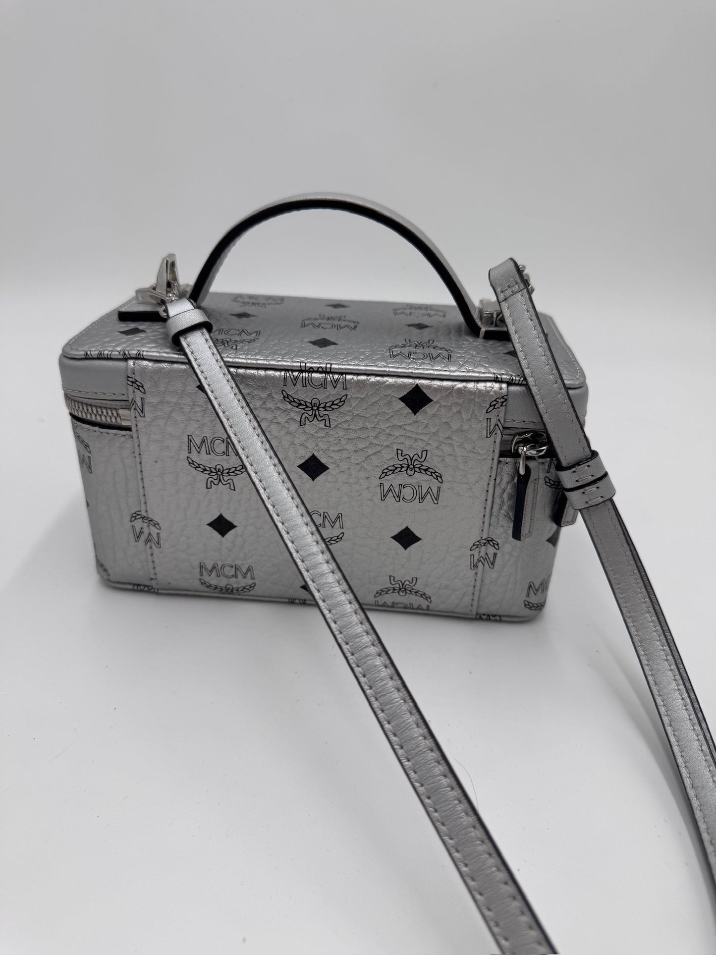 Detailansicht des Rückteils der MCM (Silber).